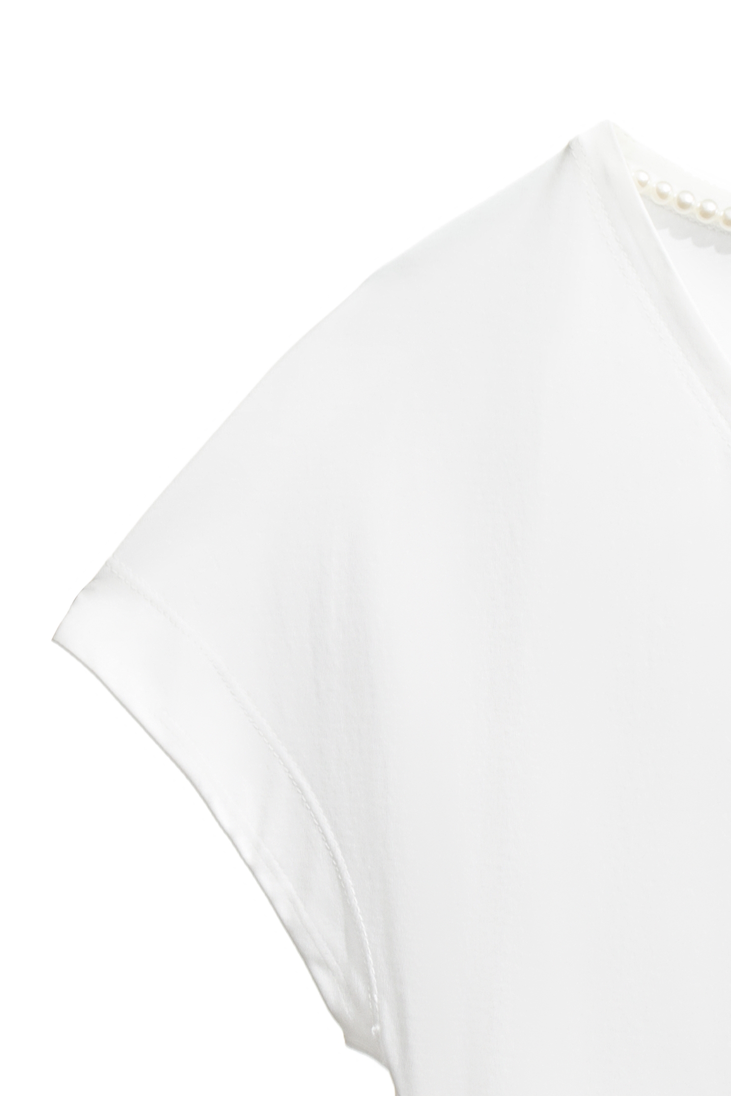 珍珠鍊v領絲光T恤珍珠鍊v領絲光T恤,上衣,春夏穿搭,珍珠,白色上衣