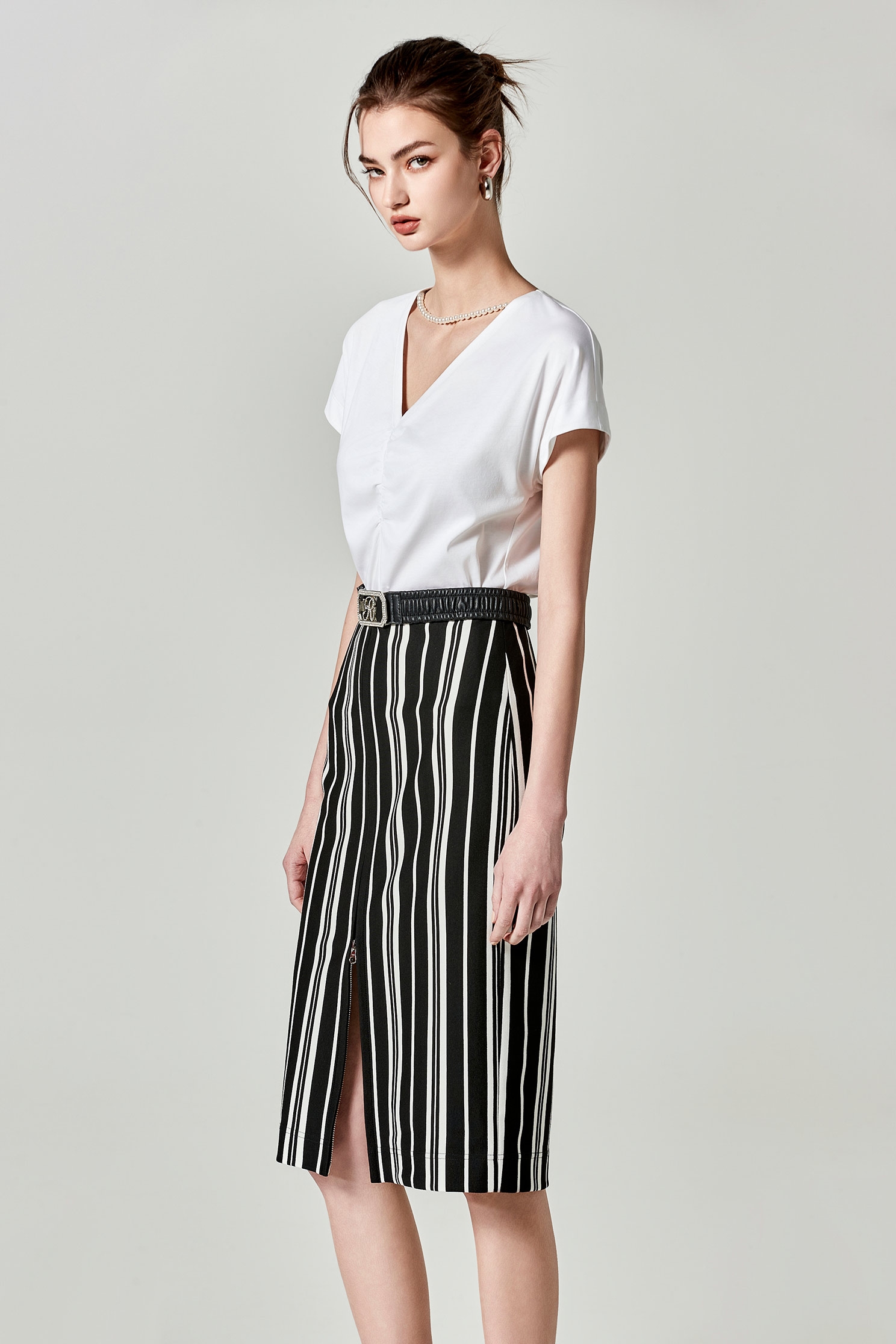 珍珠鍊v領絲光T恤珍珠鍊v領絲光T恤,上衣,春夏穿搭,珍珠,白色上衣