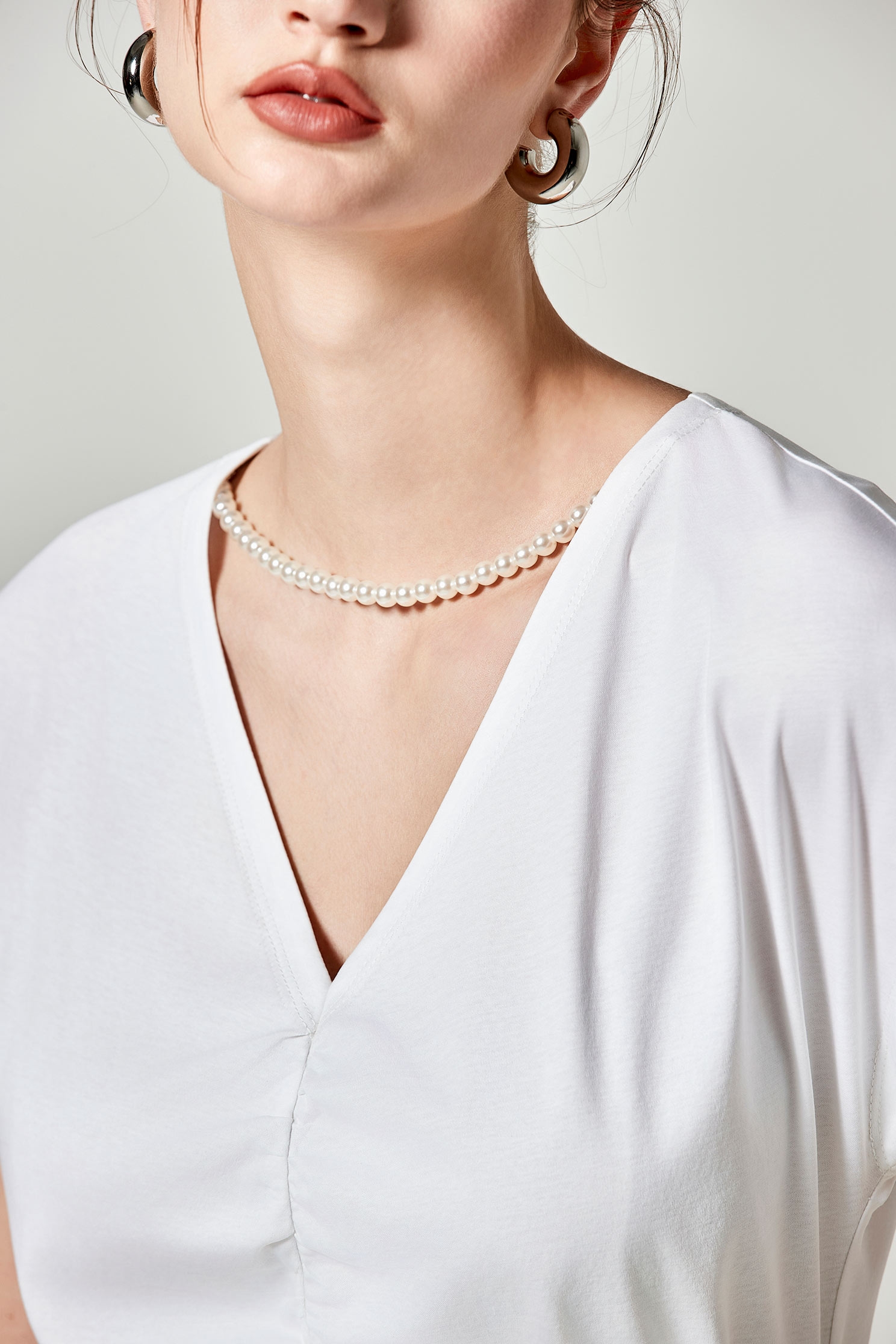 珍珠鍊v領絲光T恤珍珠鍊v領絲光T恤,上衣,春夏穿搭,珍珠,白色上衣