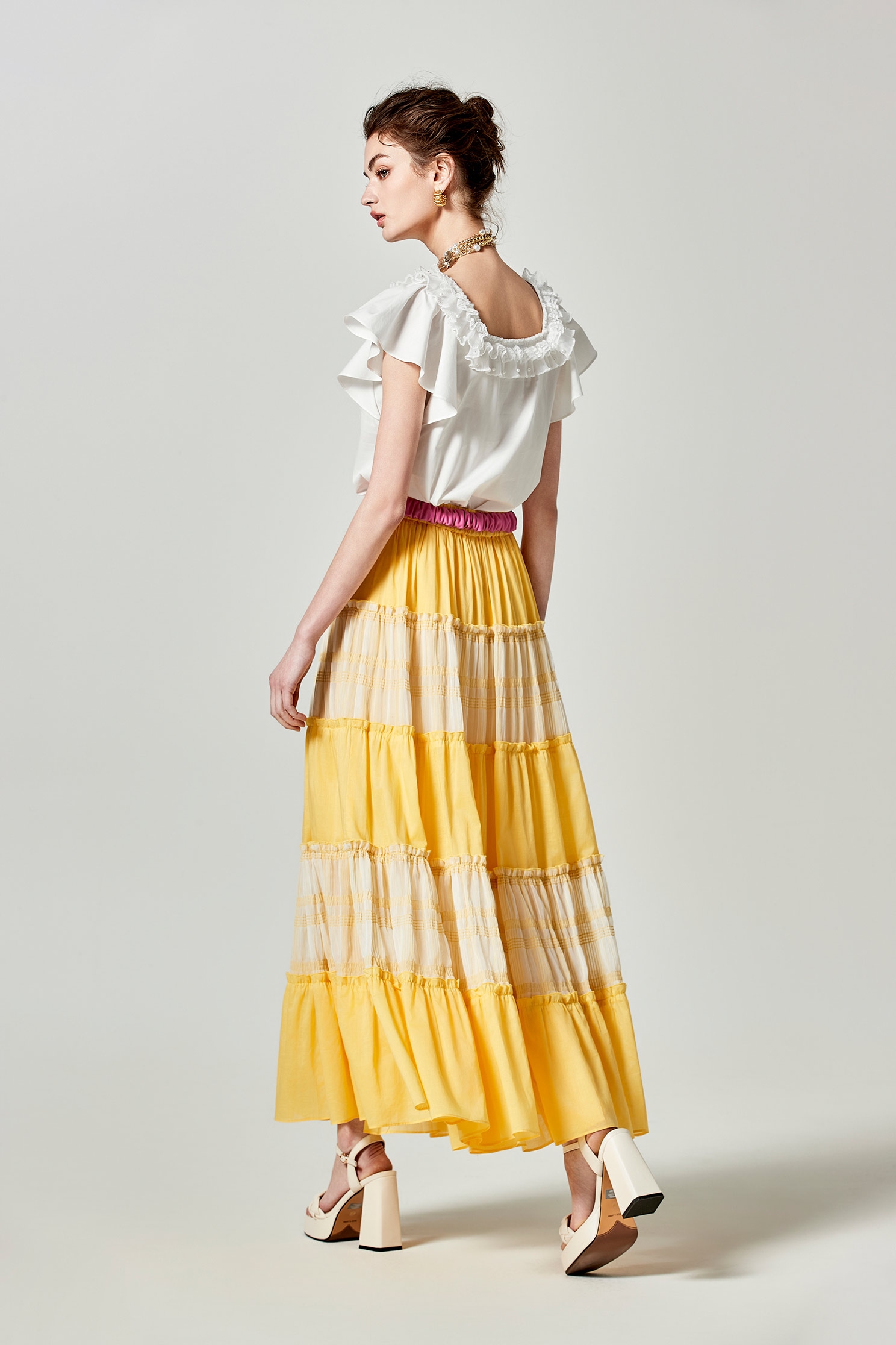 百摺烏干佐珍珠領上衣百摺烏干佐珍珠領上衣,上衣,春夏穿搭,珍珠,白色上衣,純棉,荷葉