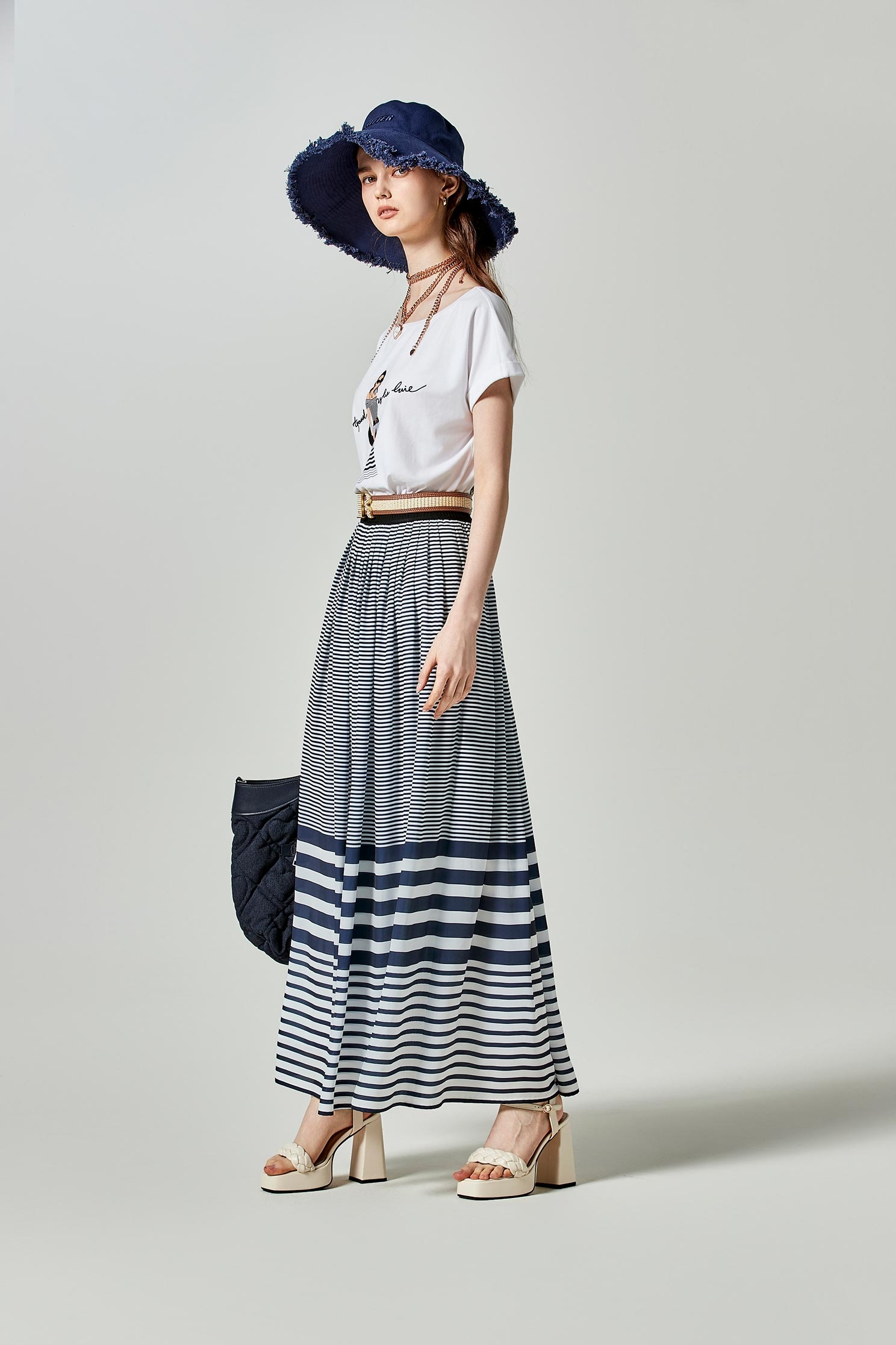 時尚女人印花船型領Ｔ時尚女人印花船型領Ｔ,上衣,春夏穿搭,白色上衣,純棉,繡花