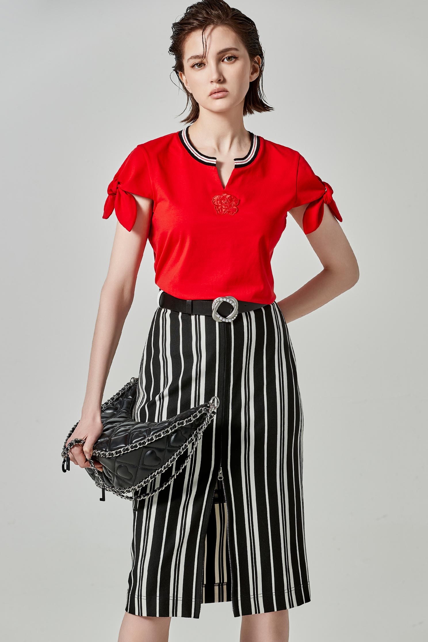 紅玫瑰繡花綁帶T恤紅玫瑰繡花綁帶T恤,上衣,人氣商品,春夏穿搭,繡花