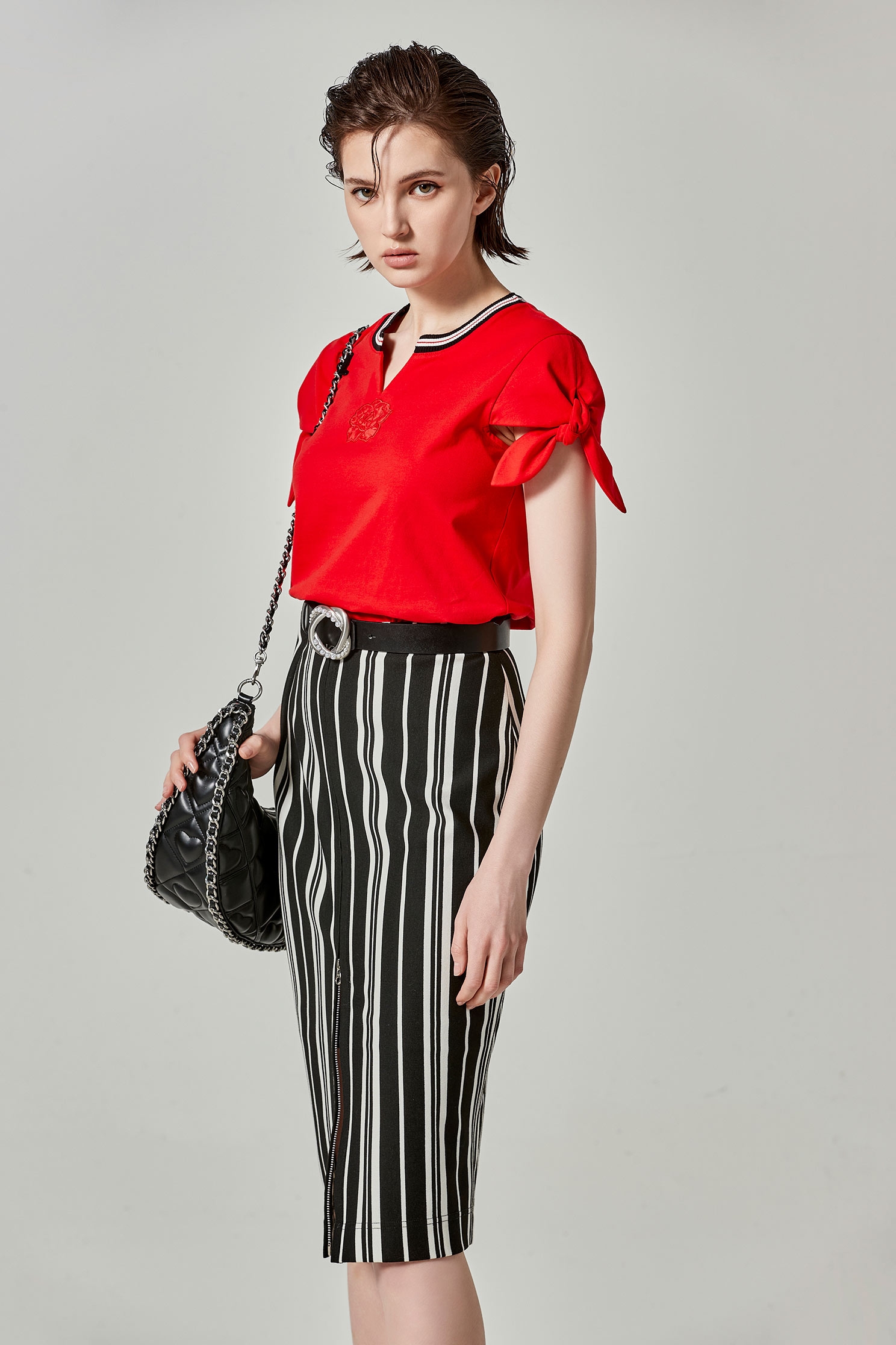 紅玫瑰繡花綁帶T恤紅玫瑰繡花綁帶T恤,上衣,人氣商品,春夏穿搭,繡花