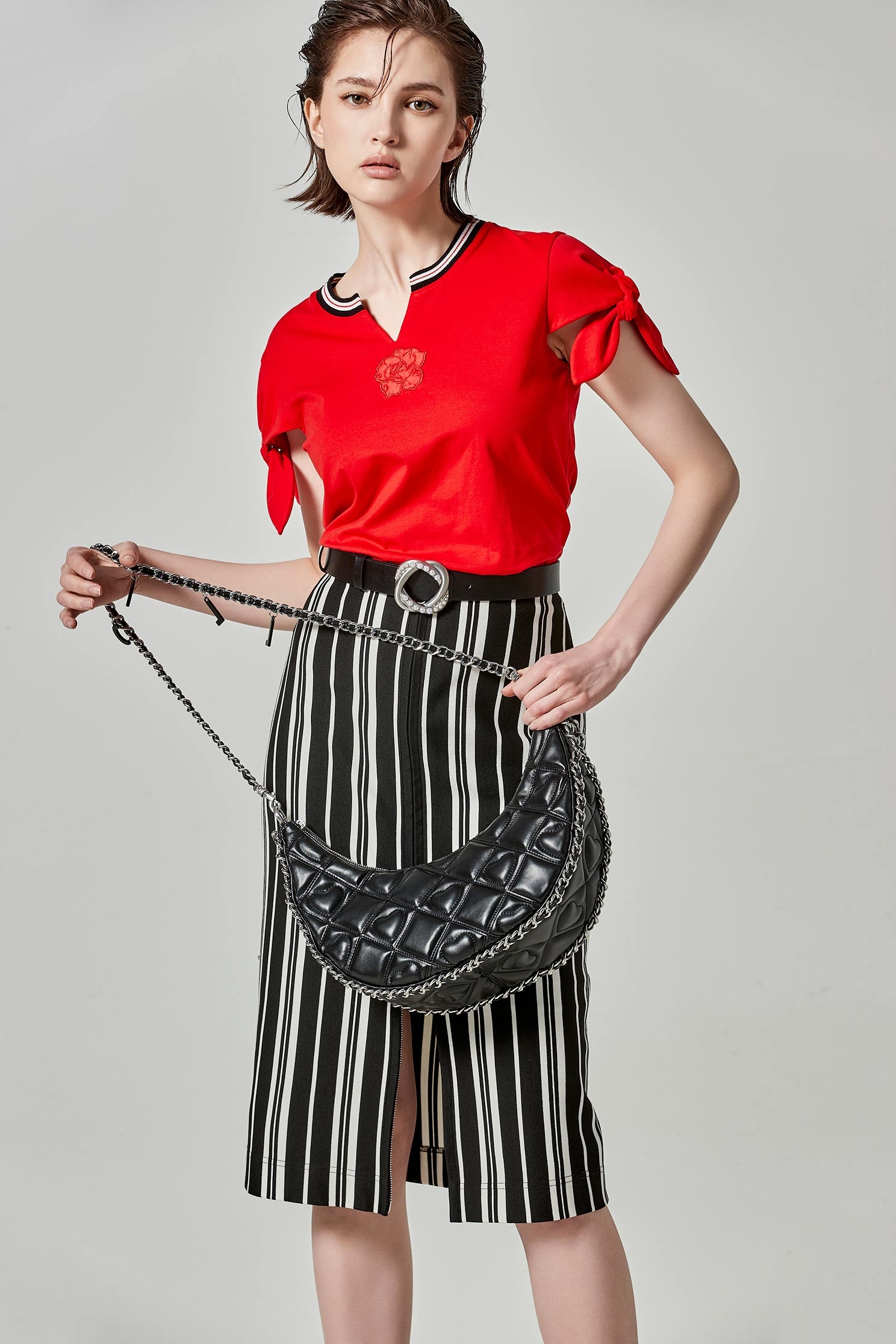 紅玫瑰繡花綁帶T恤紅玫瑰繡花綁帶T恤,上衣,人氣商品,春夏穿搭,繡花