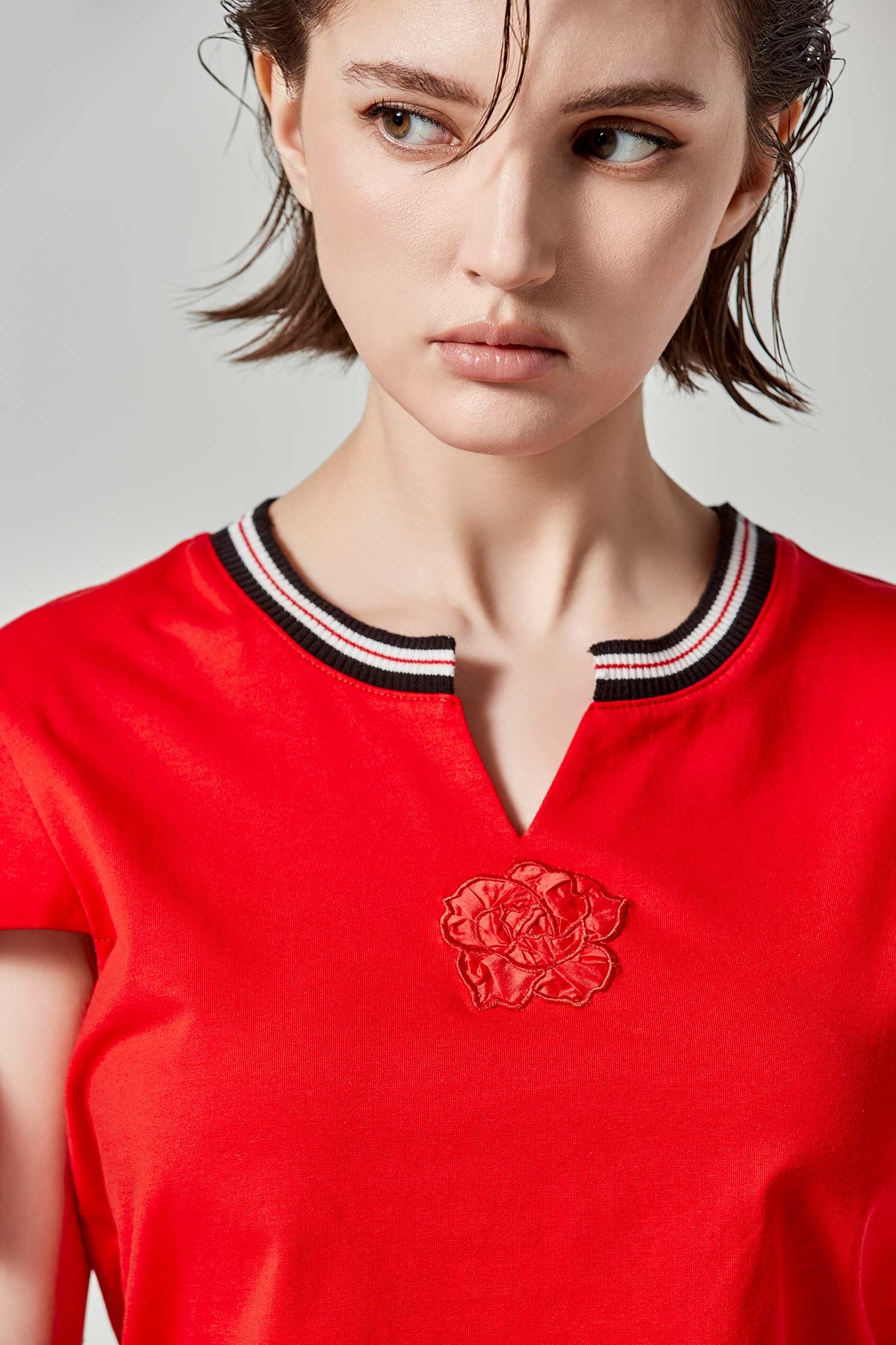 紅玫瑰繡花綁帶T恤紅玫瑰繡花綁帶T恤,上衣,人氣商品,春夏穿搭,繡花