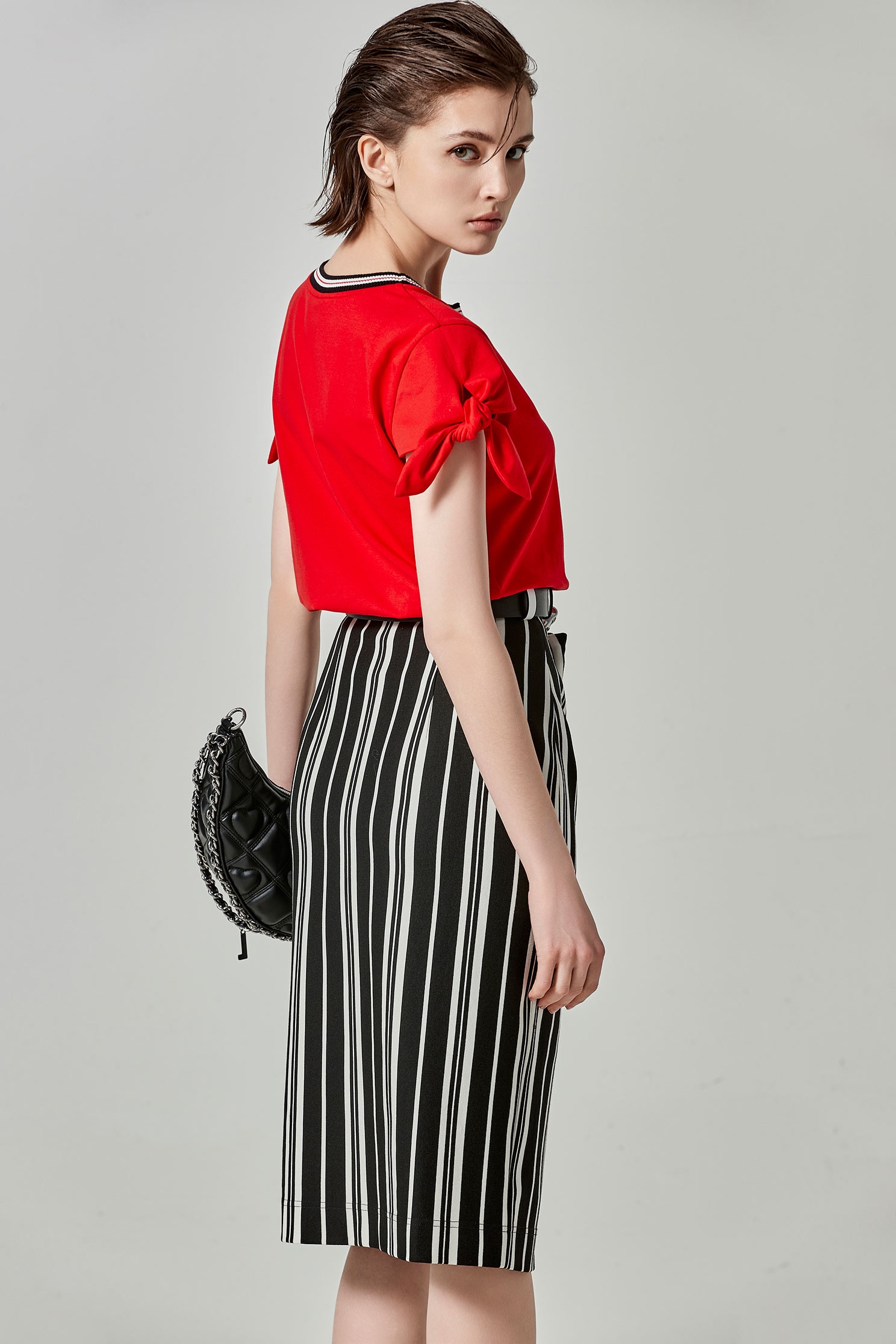 紅玫瑰繡花綁帶T恤紅玫瑰繡花綁帶T恤,上衣,人氣商品,春夏穿搭,繡花