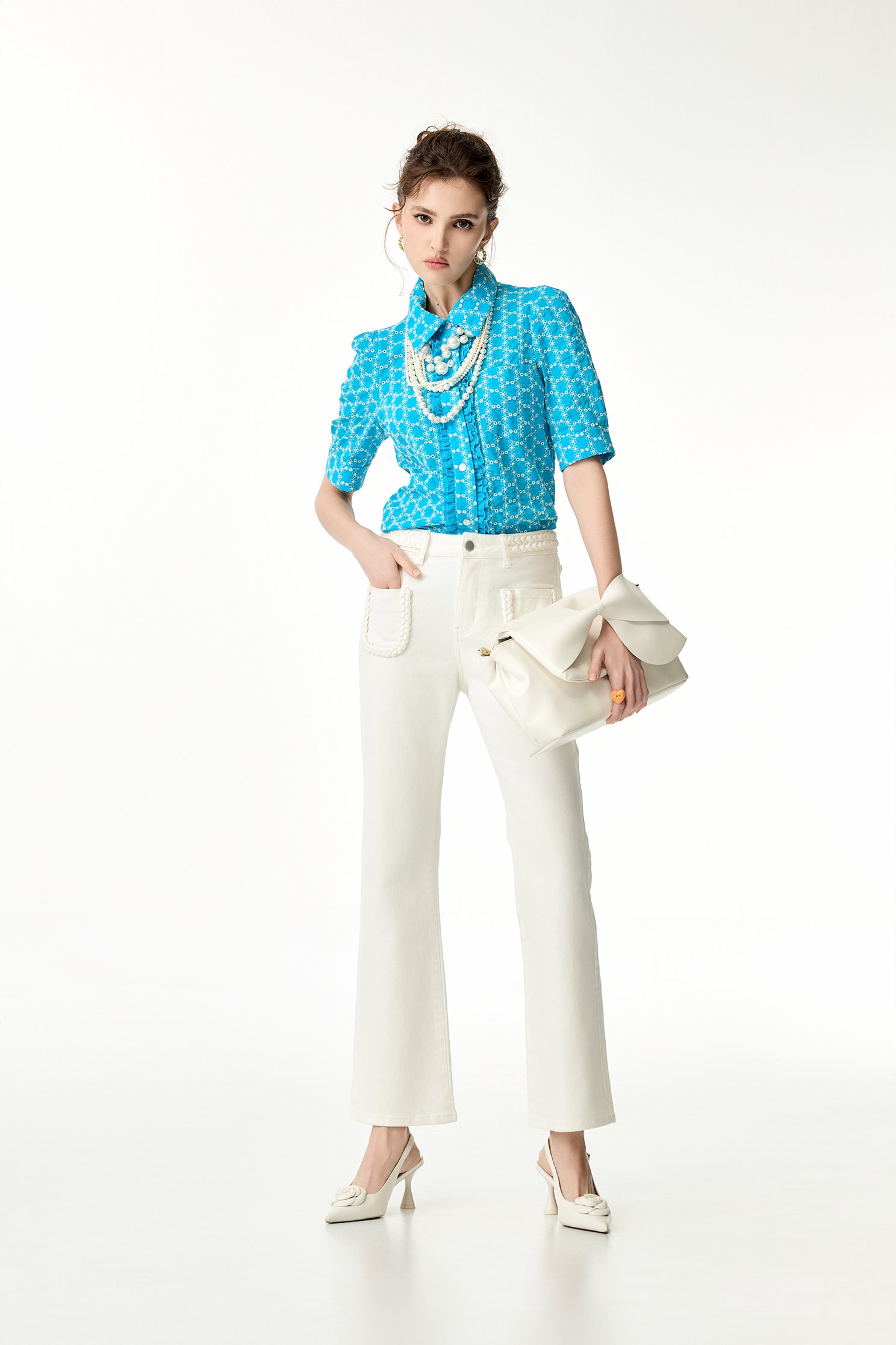 水生藍刺繡上衣水生藍刺繡上衣,上衣,刺繡,春夏穿搭,繡花上衣,荷葉,襯衫