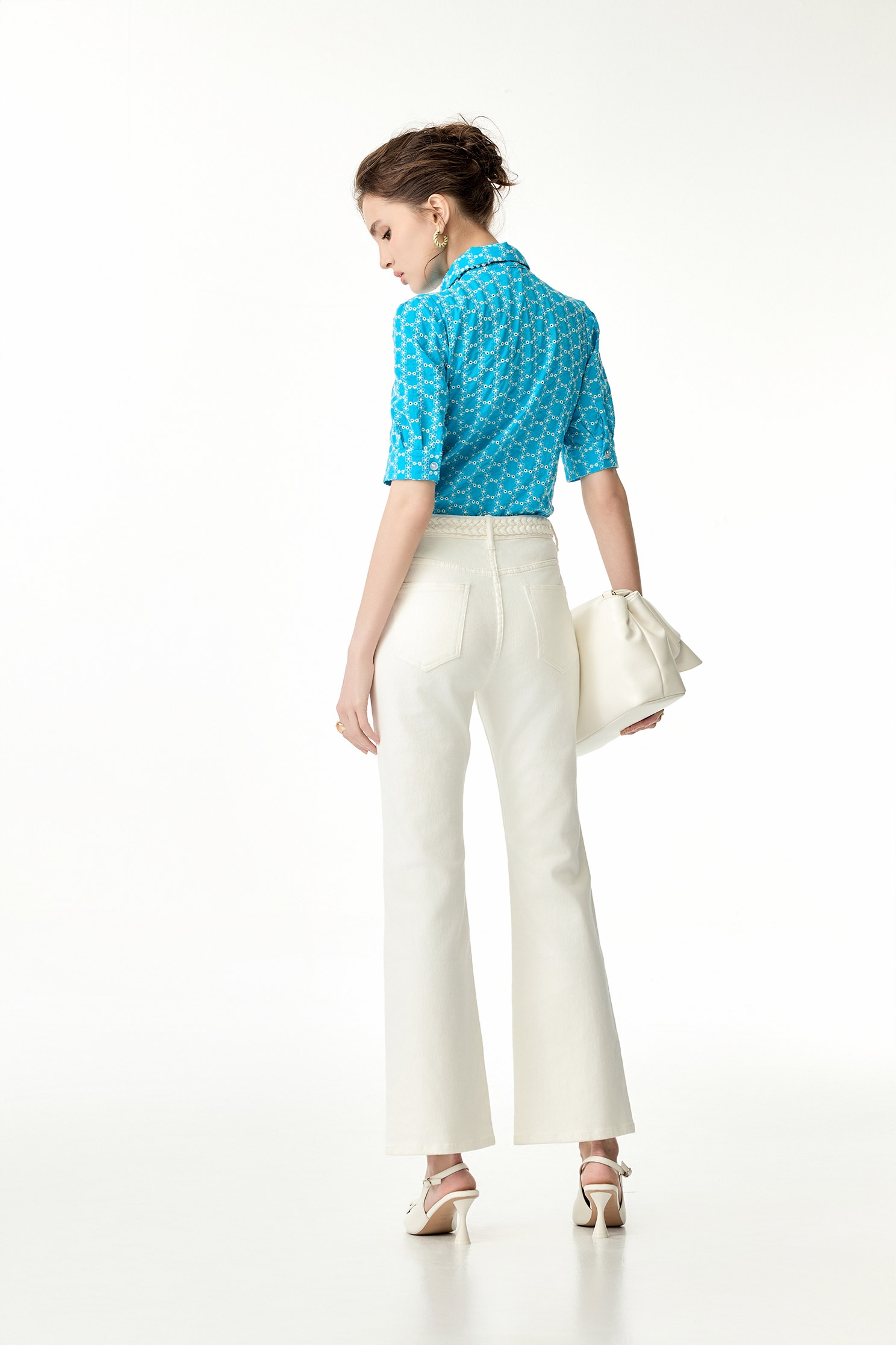 水生藍刺繡上衣水生藍刺繡上衣,上衣,刺繡,春夏穿搭,繡花上衣,荷葉,襯衫