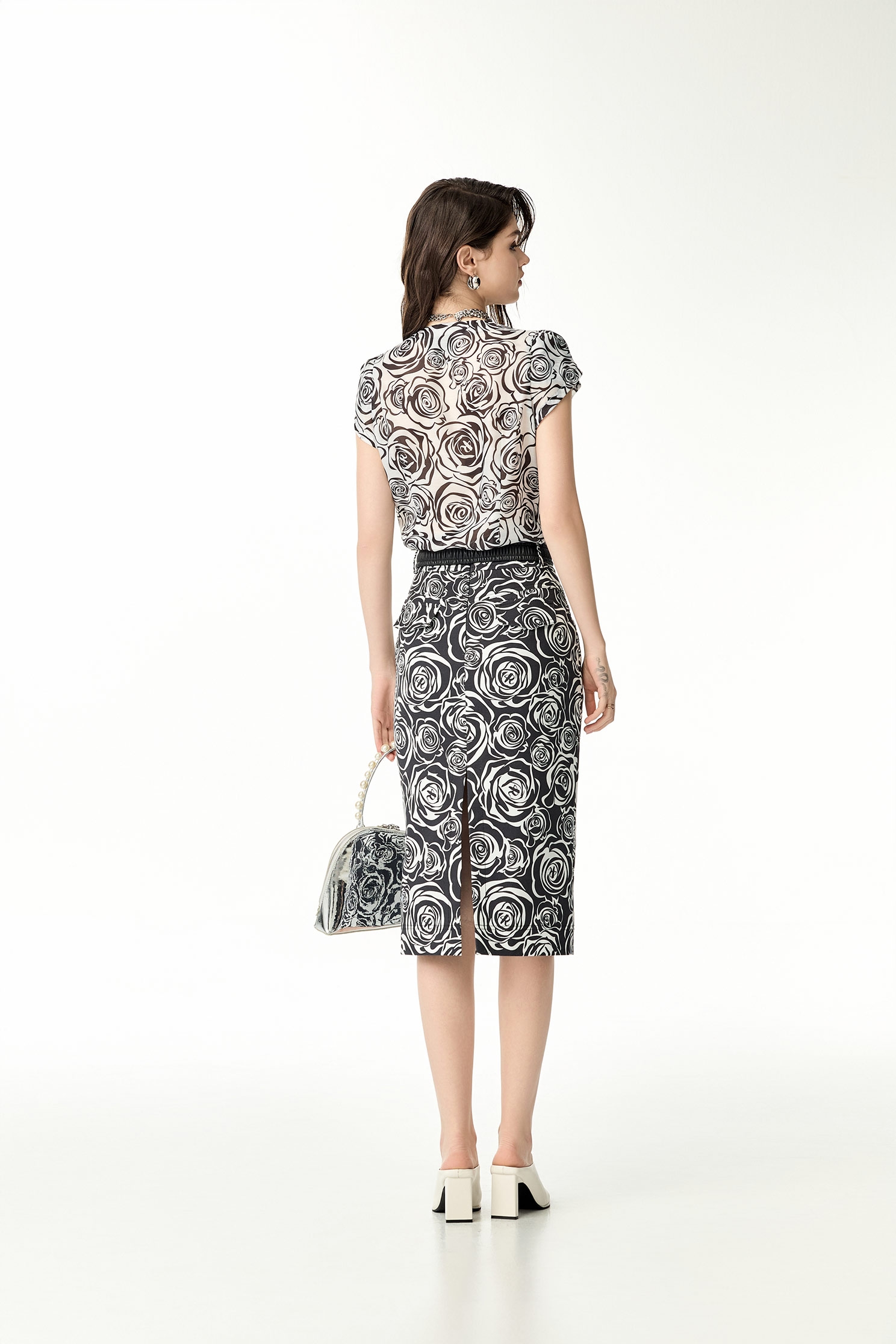 R字黑白玫瑰花單品上衣R字黑白玫瑰花單品上衣,上衣,人氣商品,春夏穿搭,花花世界,透膚上衣