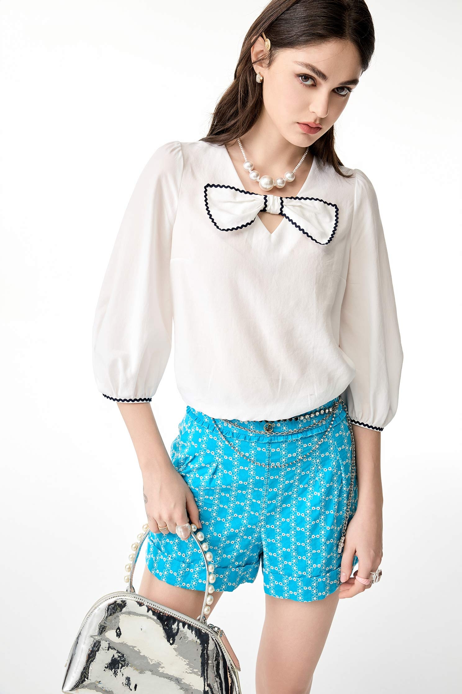 綴暮色藍織帶上衣綴暮色藍織帶上衣,V領上衣,上班OL穿搭,上衣,春夏穿搭,荷葉,蝴蝶結,透膚上衣