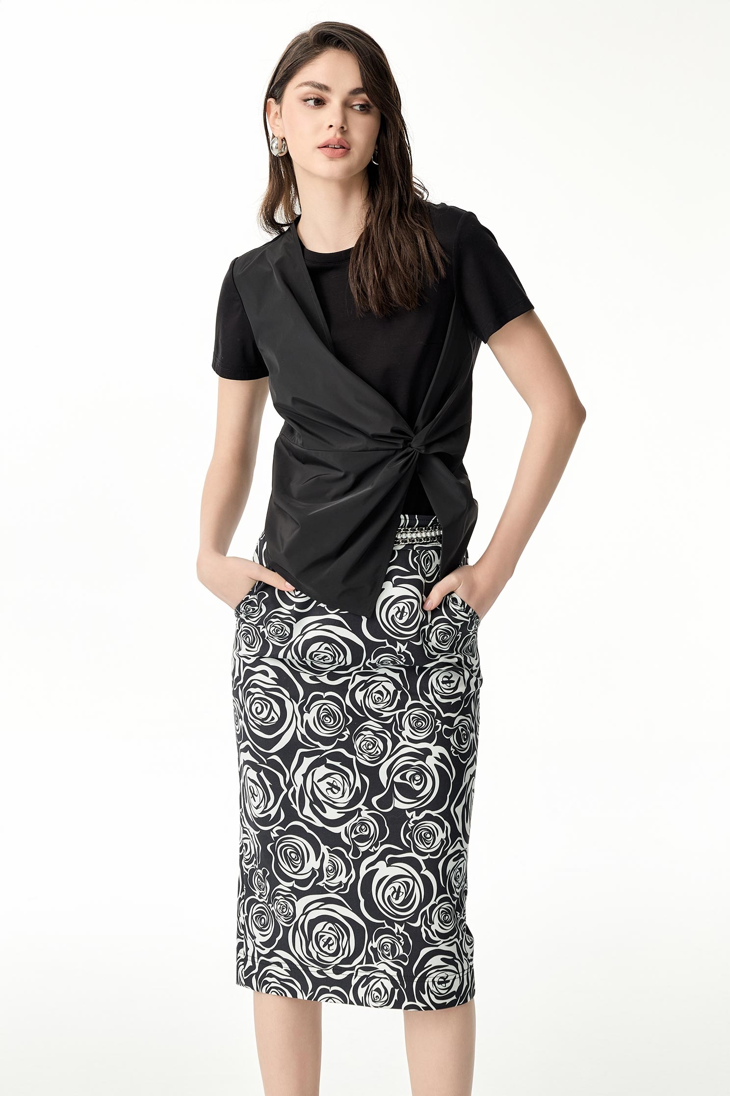 扭轉設計異材拼接假兩件式T恤扭轉設計異材拼接假兩件式T恤,上班OL穿搭,上衣,春夏穿搭,黑色上衣