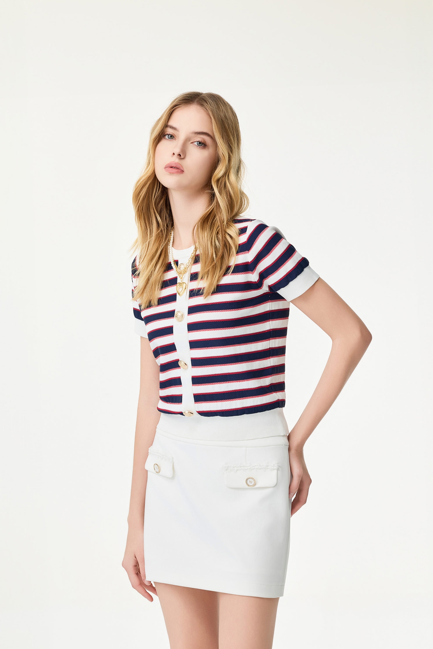 配條縫釦短袖針織上衣配條縫釦短袖針織上衣,上衣,春夏穿搭,條紋,針織,針織衫