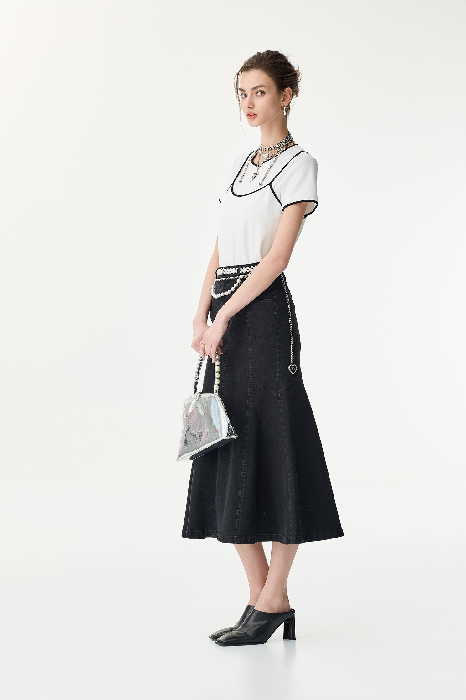 黑邊愛心繡花假兩件T恤黑邊愛心繡花假兩件T恤,T恤,上衣,春夏穿搭,約會特輯,繡花,輕奢度假,輕奢渡假