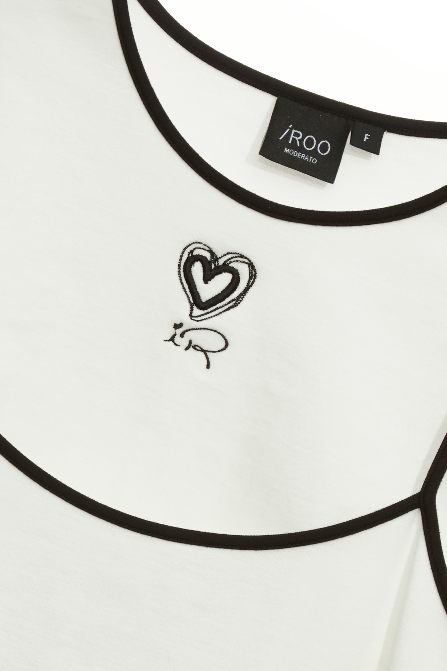 黑邊愛心繡花假兩件T恤黑邊愛心繡花假兩件T恤,T恤,上衣,春夏穿搭,約會特輯,繡花,輕奢度假,輕奢渡假