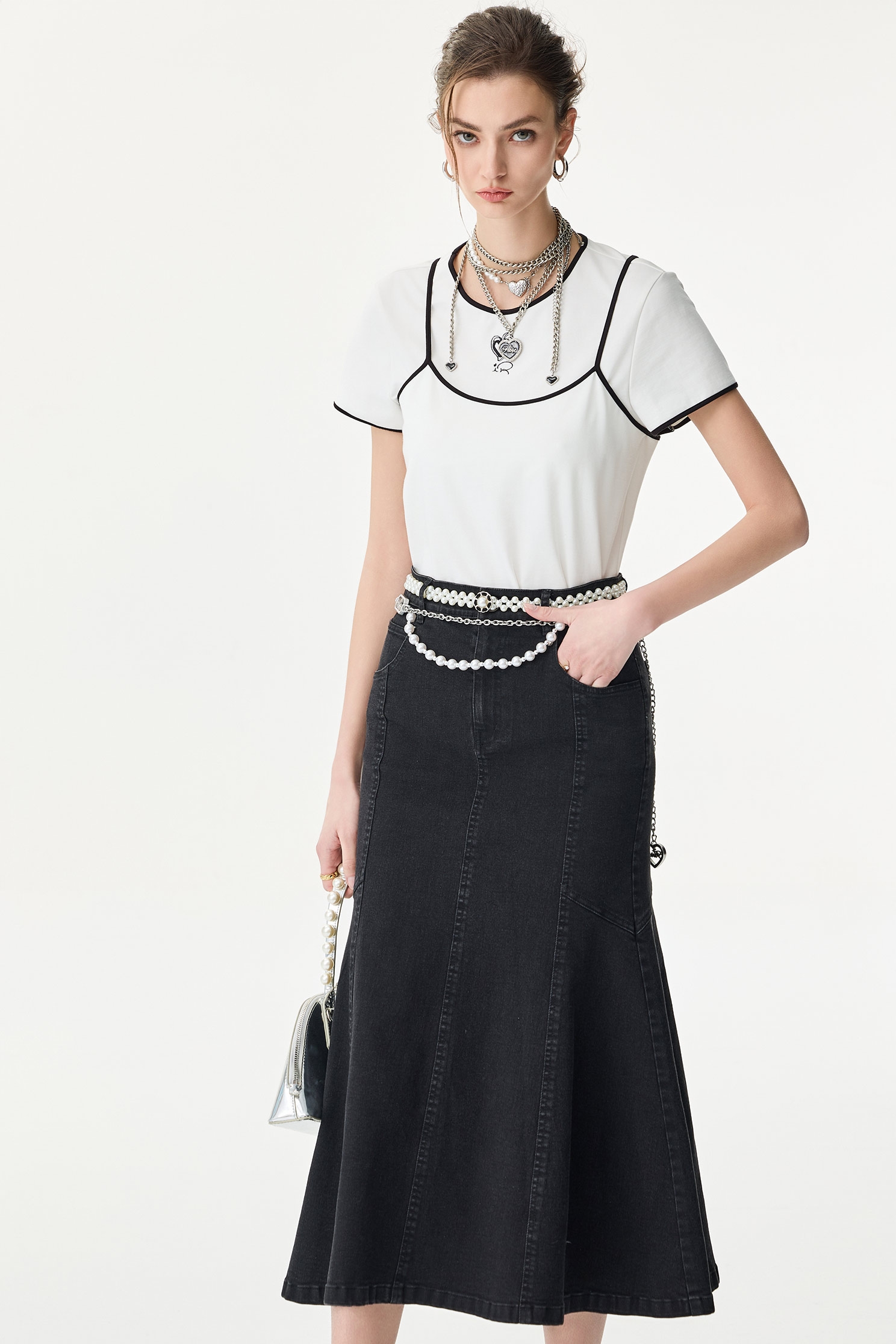 黑邊愛心繡花假兩件T恤黑邊愛心繡花假兩件T恤,T恤,上衣,春夏穿搭,約會特輯,繡花,輕奢度假,輕奢渡假