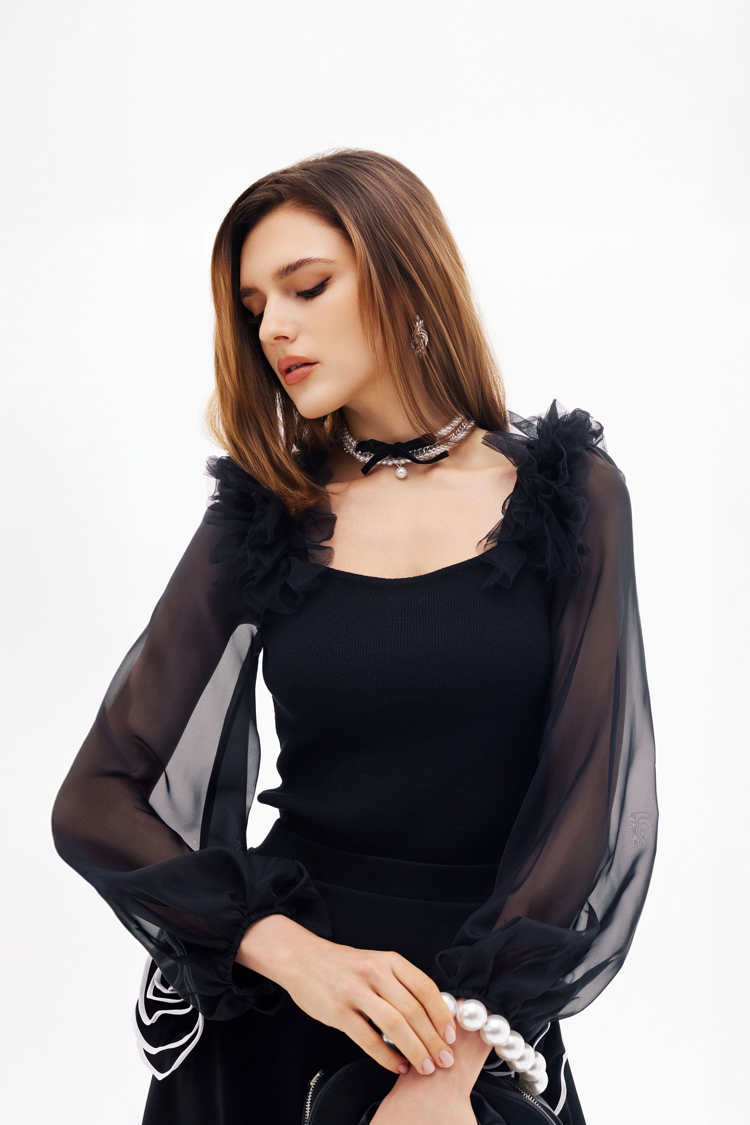 異材拼接荷葉針織上衣異材拼接荷葉針織上衣,上班OL穿搭,上衣,春夏穿搭,約會特輯,荷葉,針織,針織衫,黑色上衣