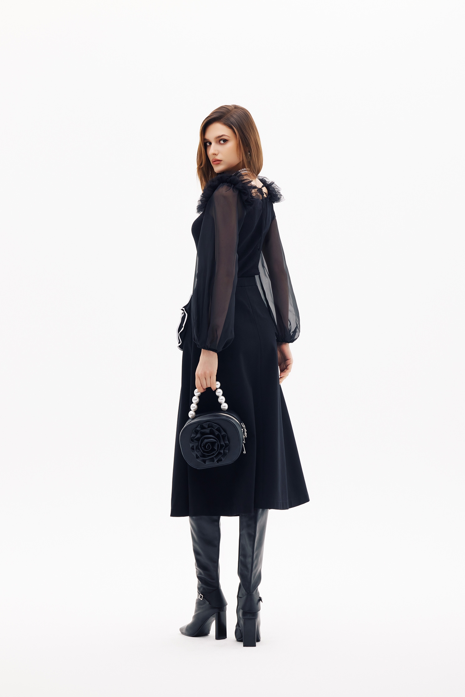 異材拼接荷葉針織上衣異材拼接荷葉針織上衣,上班OL穿搭,上衣,春夏穿搭,約會特輯,荷葉,針織,針織衫,黑色上衣