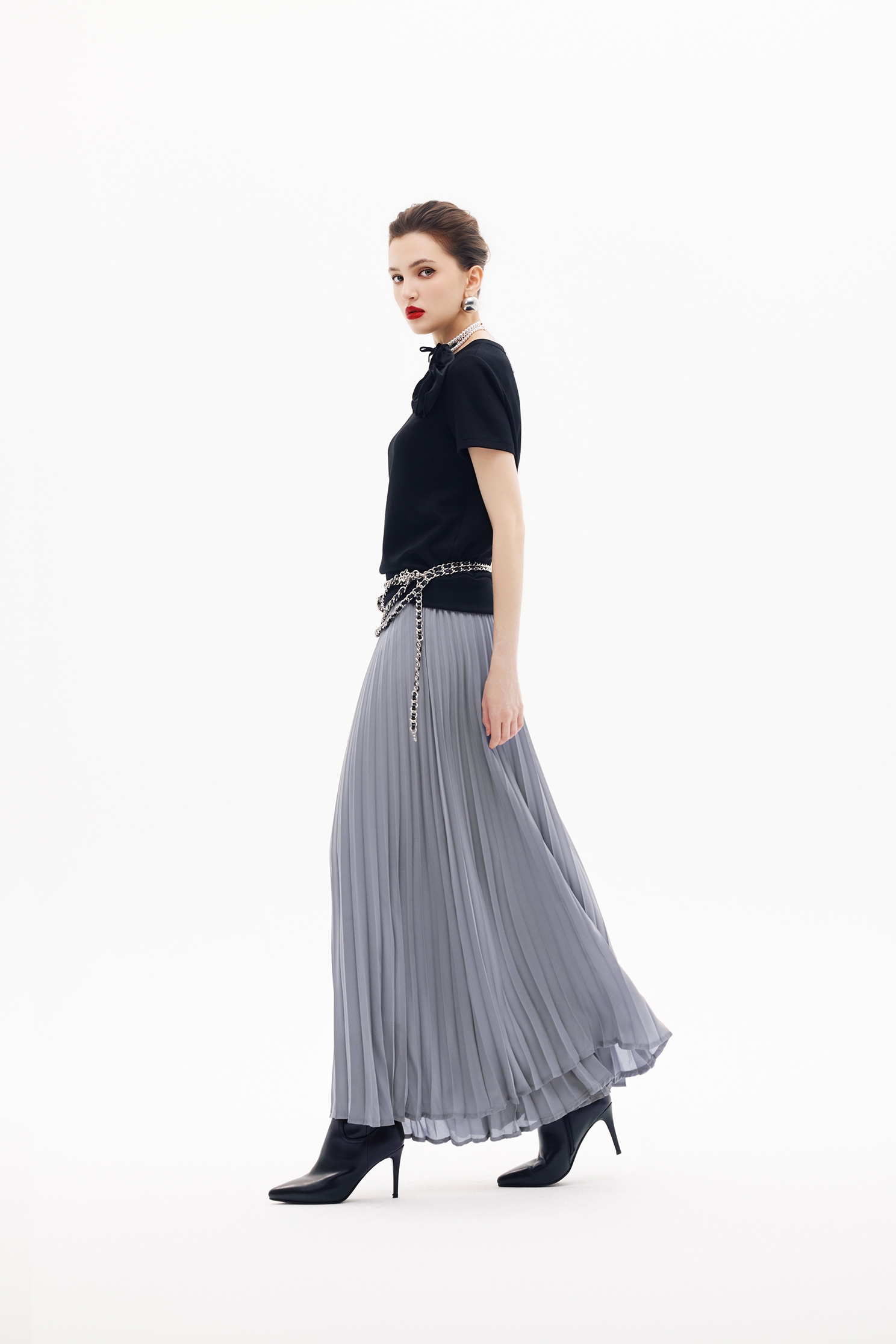 黑玫瑰繞花短袖單品黑玫瑰繞花短袖單品,上班OL穿搭,上衣,春夏穿搭,約會特輯,花花世界