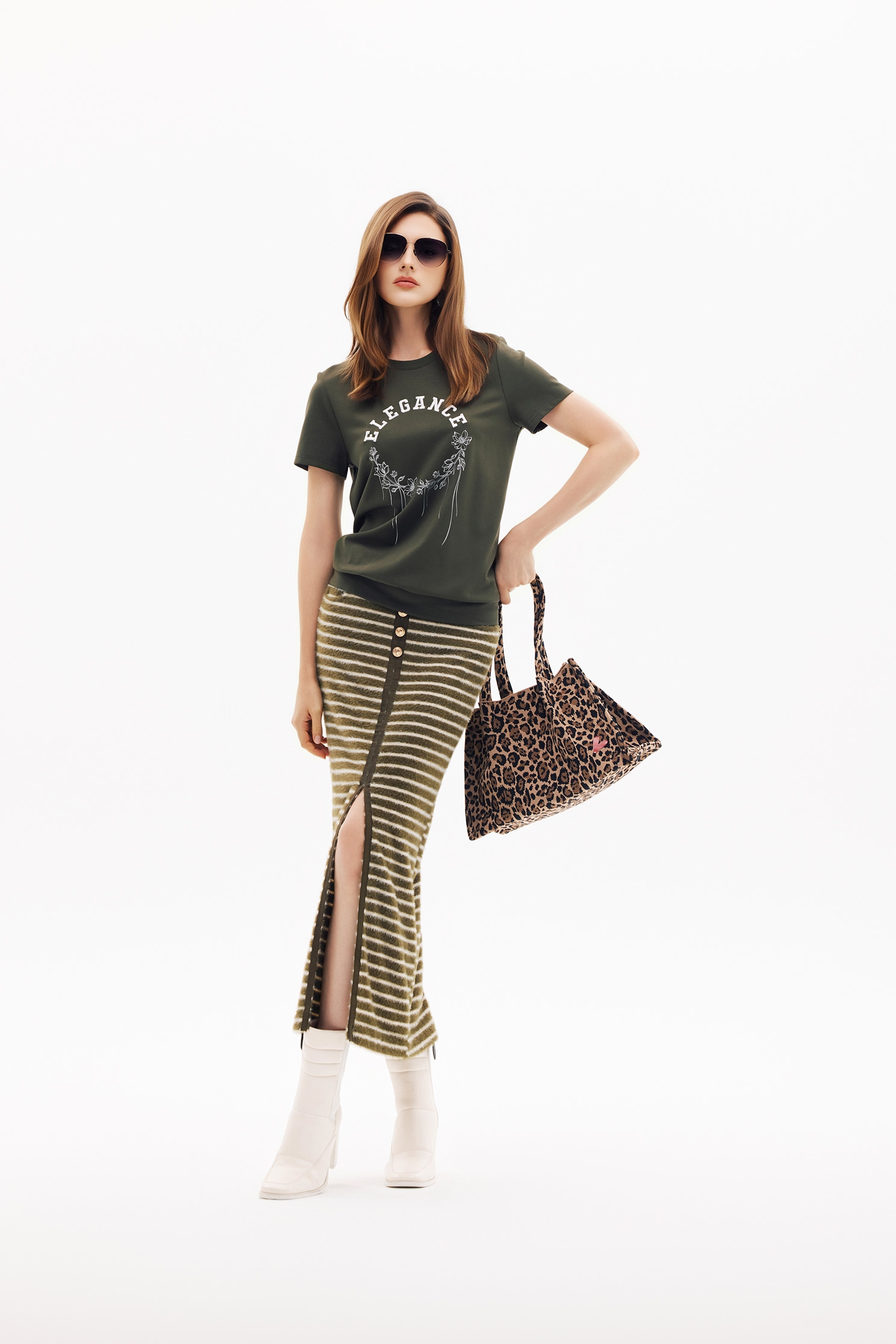 優雅單字刺繡上衣優雅單字刺繡上衣,T-Shirt,上衣,刺繡,春夏穿搭,簡約穿搭,繡花上衣,花花世界