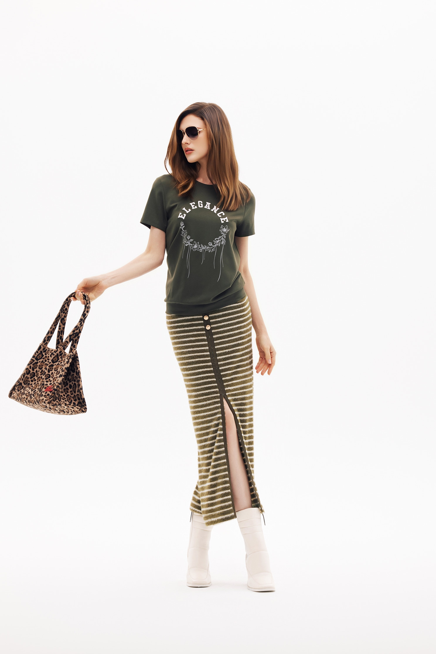 優雅單字刺繡上衣優雅單字刺繡上衣,T-Shirt,上衣,刺繡,春夏穿搭,簡約穿搭,繡花上衣,花花世界