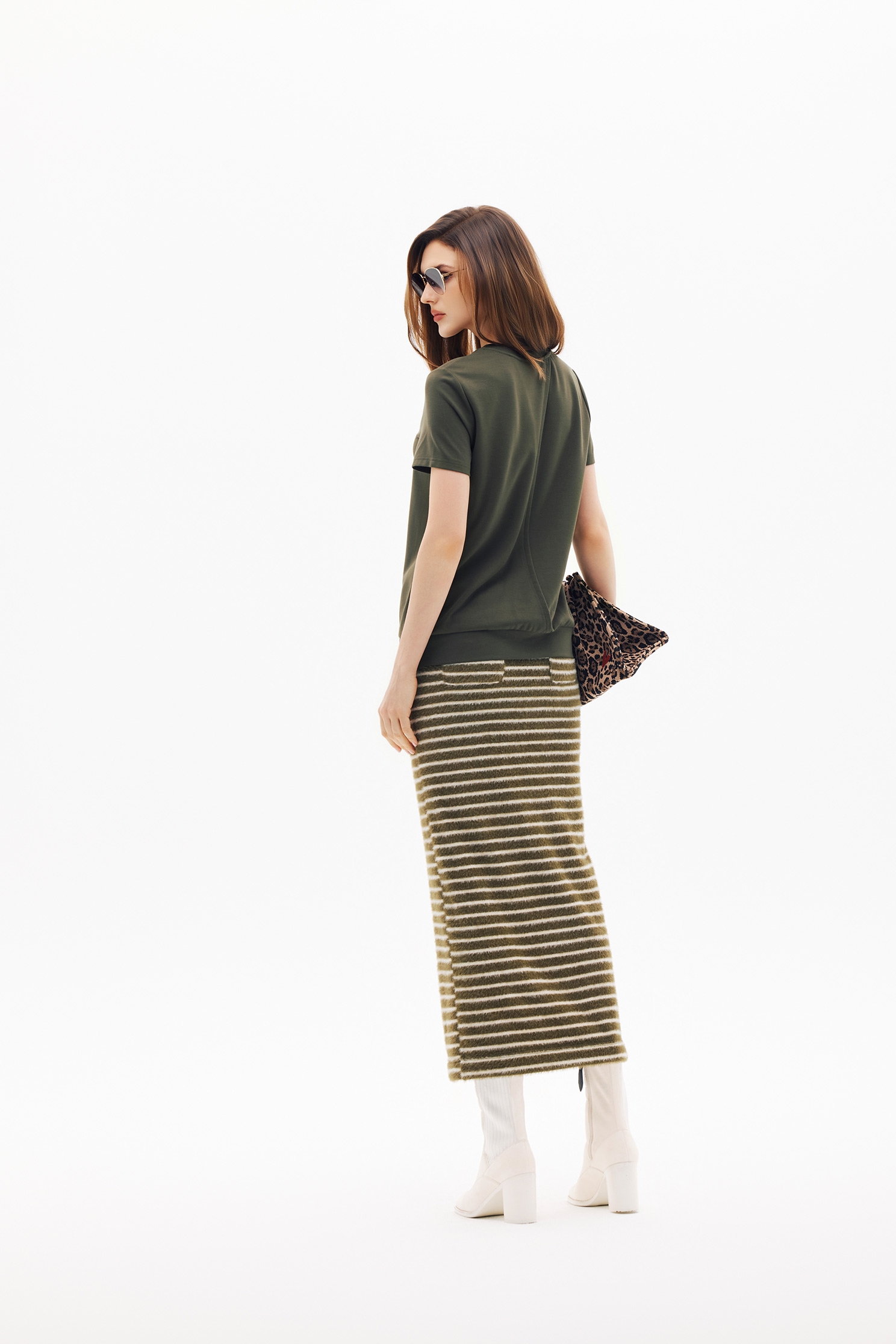 優雅單字刺繡上衣優雅單字刺繡上衣,T-Shirt,上衣,刺繡,春夏穿搭,簡約穿搭,繡花上衣,花花世界