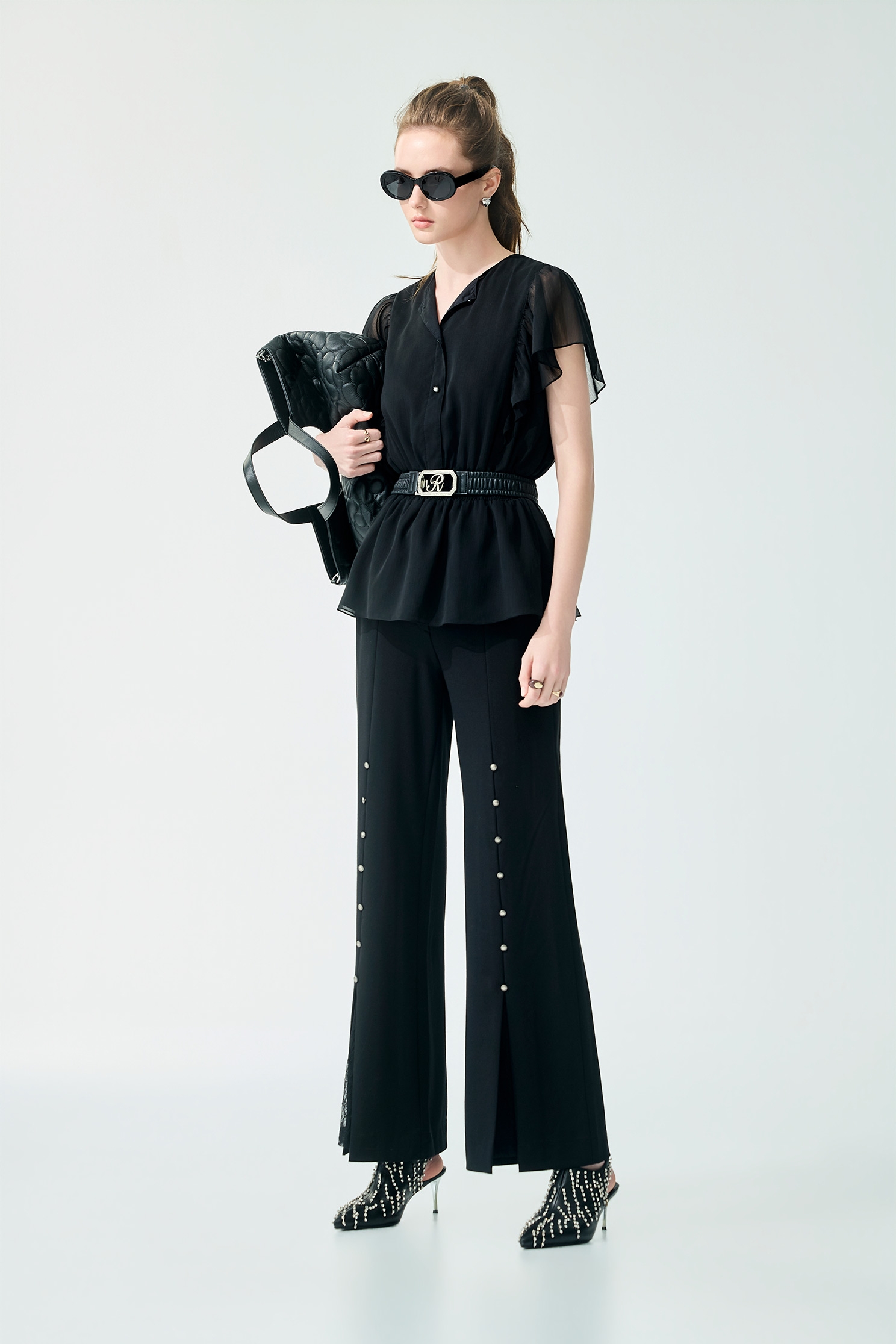 楊柳雪紡短袖型單品上衣楊柳雪紡短袖型單品上衣,上班OL穿搭,上衣,春夏穿搭,簡約穿搭,雪紡,黑色上衣