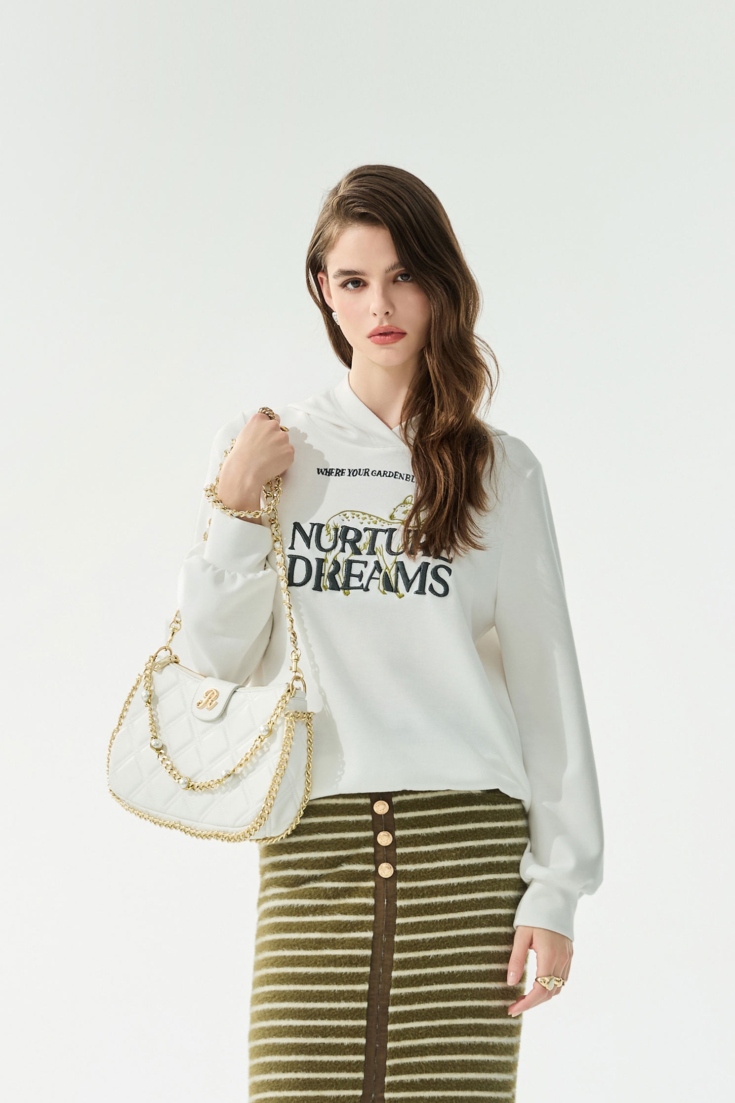 綴梅花鹿刺繡連帽上衣綴梅花鹿刺繡連帽上衣,上衣,刺繡,春夏穿搭,白色上衣