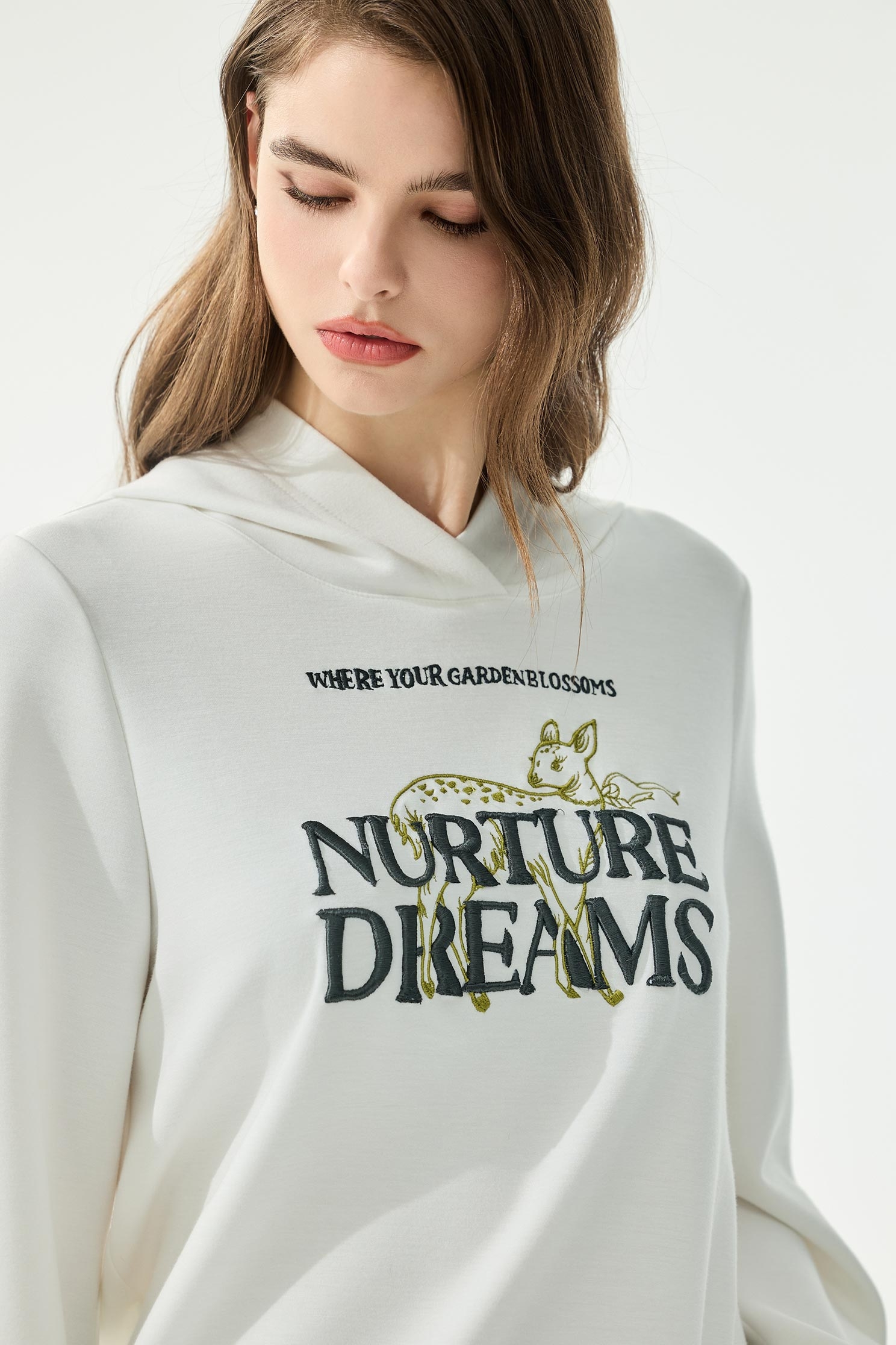 綴梅花鹿刺繡連帽上衣綴梅花鹿刺繡連帽上衣,上衣,刺繡,春夏穿搭,白色上衣