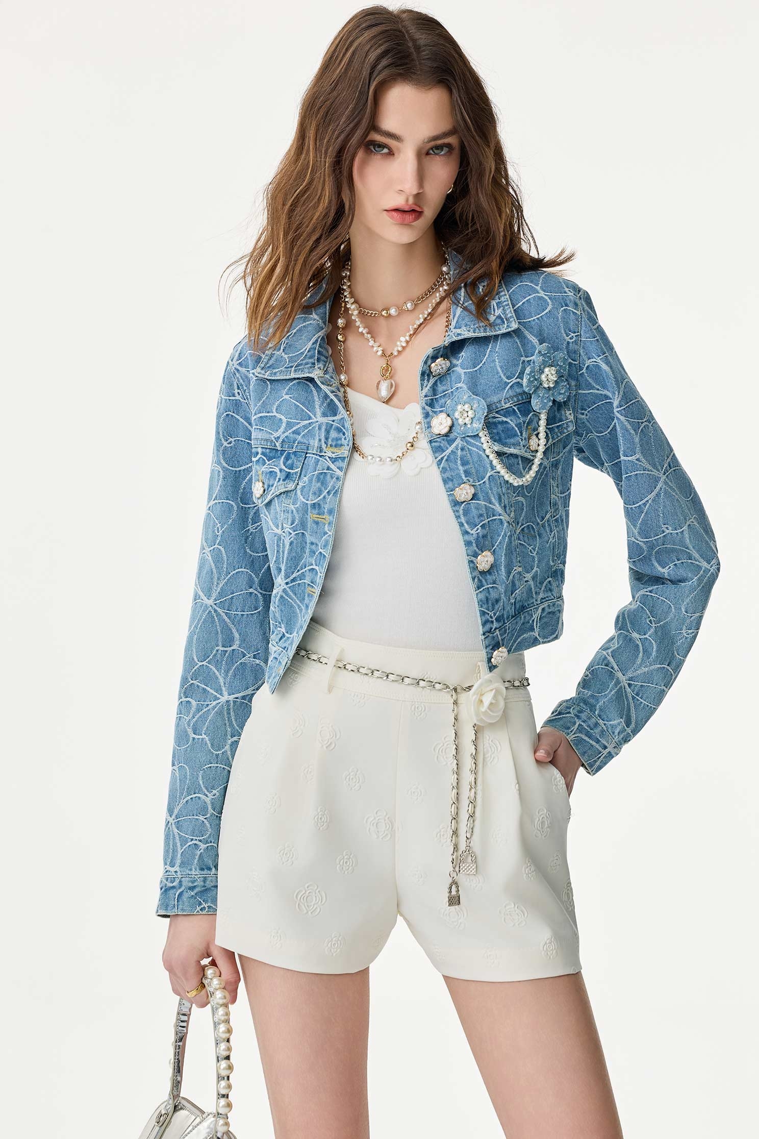 花朵刺繡牛仔外套花朵刺繡牛仔外套,丹寧,刺繡,外套,春夏穿搭,時髦成套搭配,牛仔,牛仔外套,珍珠,花花世界