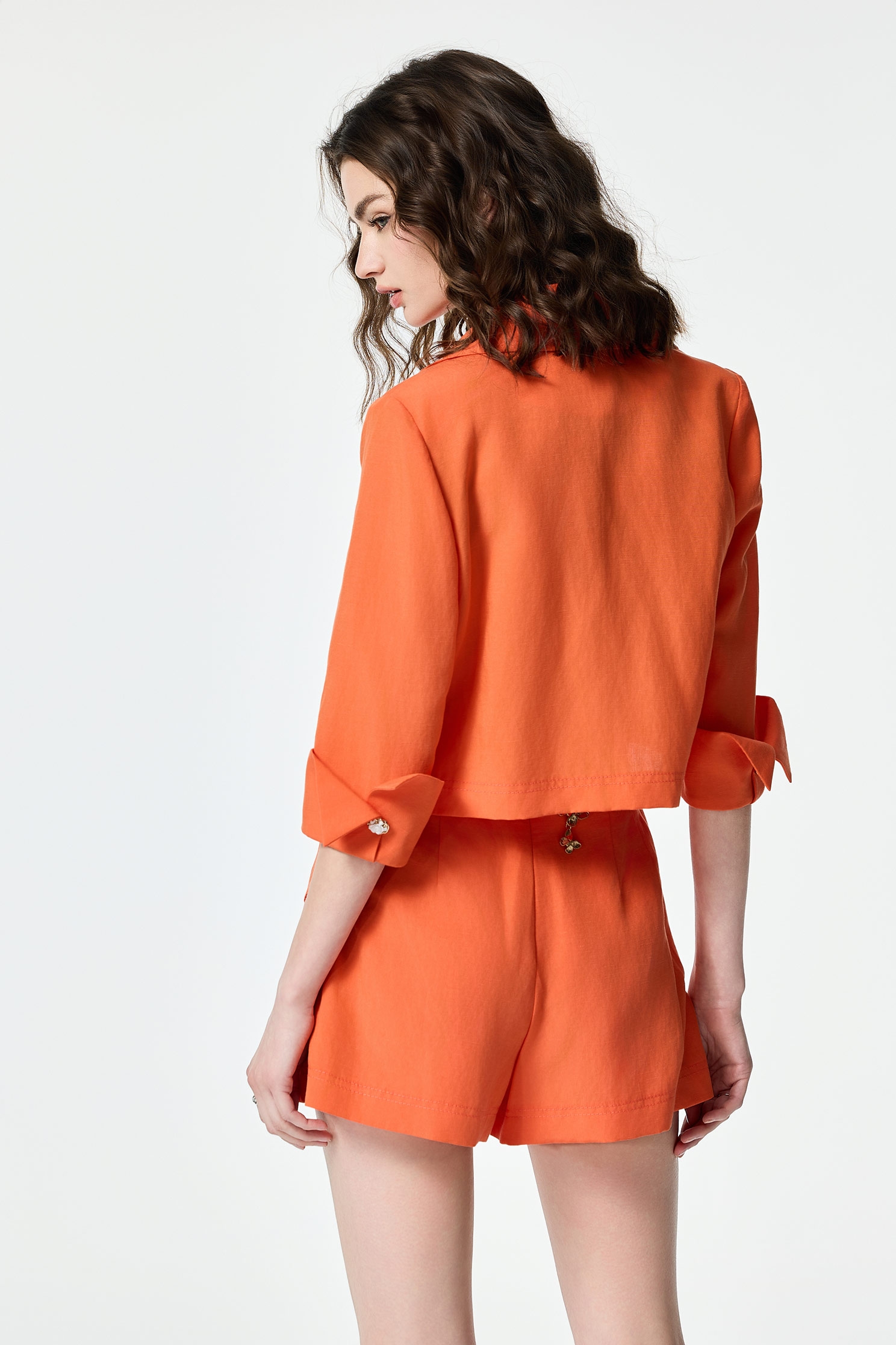 落日珊瑚色短版外套落日珊瑚色短版外套,外套,春夏穿搭,時髦成套搭配,珍珠,西裝外套