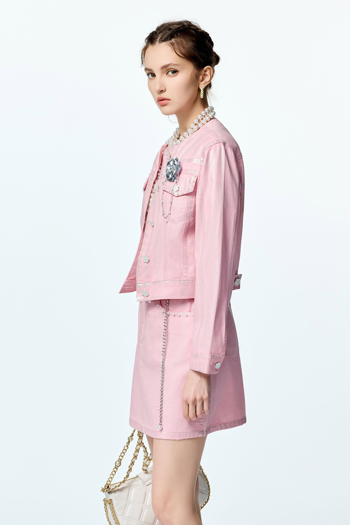 香囊粉覆膜牛仔外套香囊粉覆膜牛仔外套,丹寧,人氣商品,外套,時髦成套搭配,牛仔,牛仔外套,珍珠,秋冬穿搭,約會特輯,純棉,花花世界