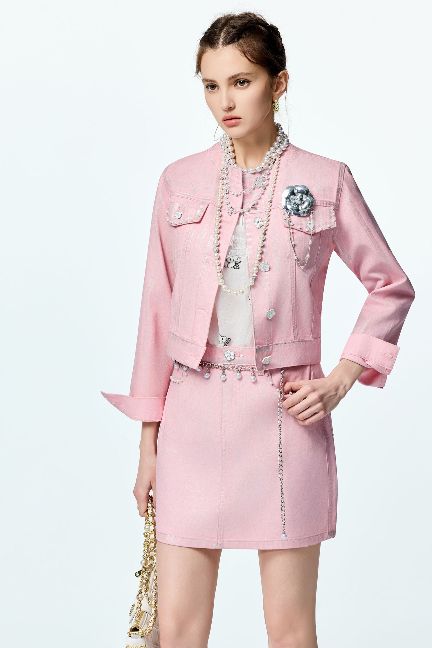 香囊粉覆膜牛仔外套香囊粉覆膜牛仔外套,丹寧,人氣商品,外套,時髦成套搭配,牛仔,牛仔外套,珍珠,秋冬穿搭,約會特輯,純棉,花花世界