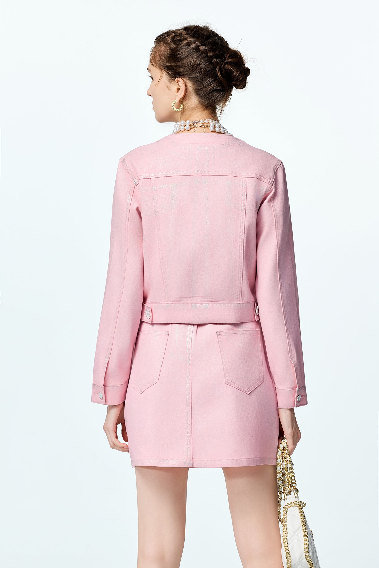 香囊粉覆膜牛仔外套香囊粉覆膜牛仔外套,丹寧,人氣商品,外套,時髦成套搭配,牛仔,牛仔外套,珍珠,秋冬穿搭,約會特輯,純棉,花花世界