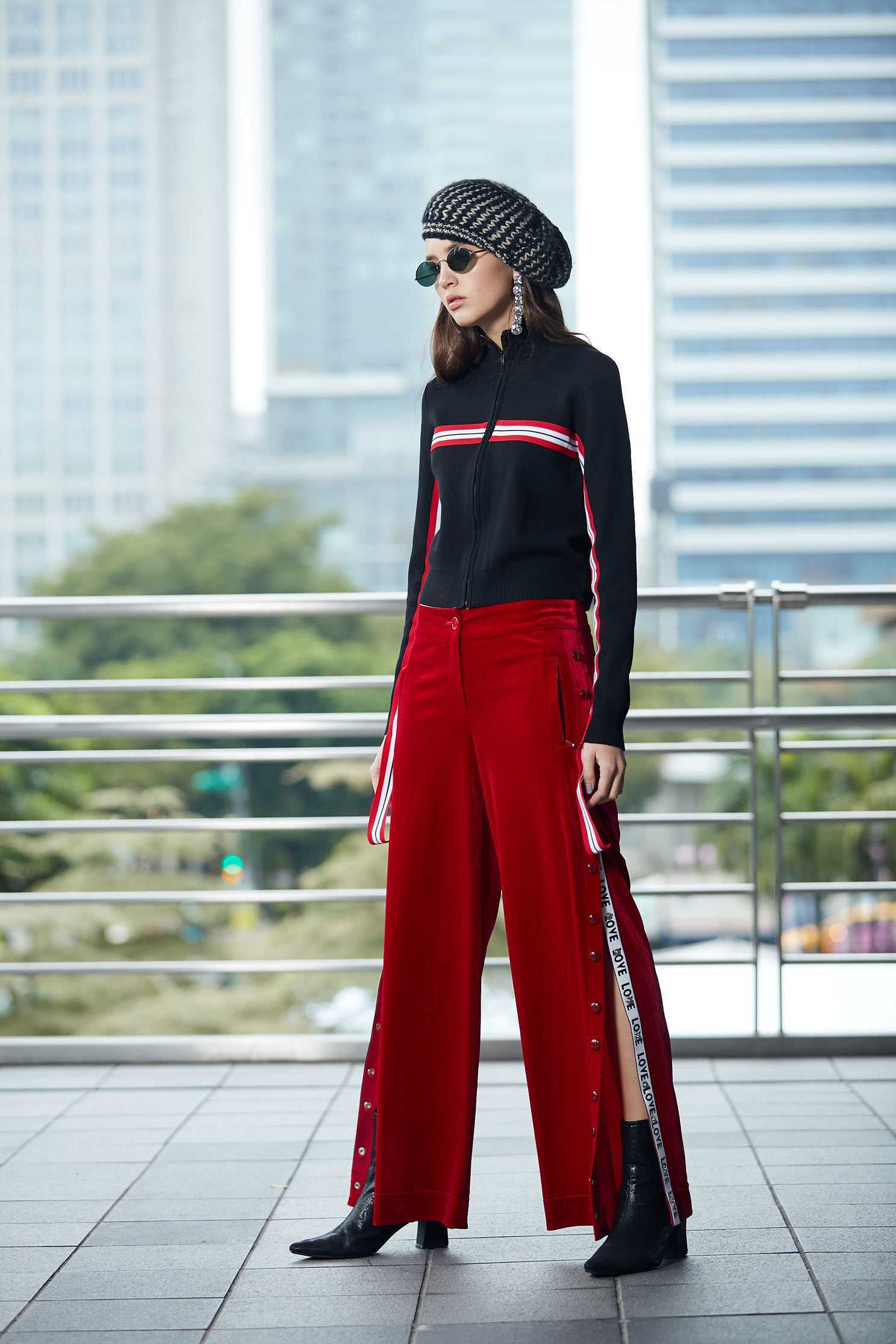 High neck design top with sporty webbing decoration,top,outerwear,knitting,knittedtop,knittedjacket,longsleevetop,longsleeveouterwear,blackouterwear