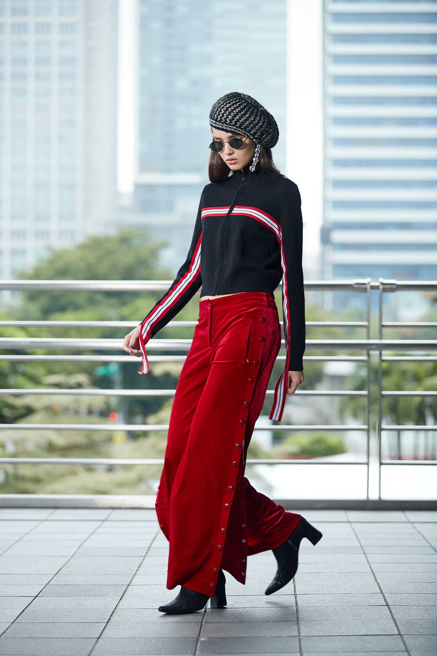 High neck design top with sporty webbing decoration,top,outerwear,knitting,knittedtop,knittedjacket,longsleevetop,longsleeveouterwear,blackouterwear
