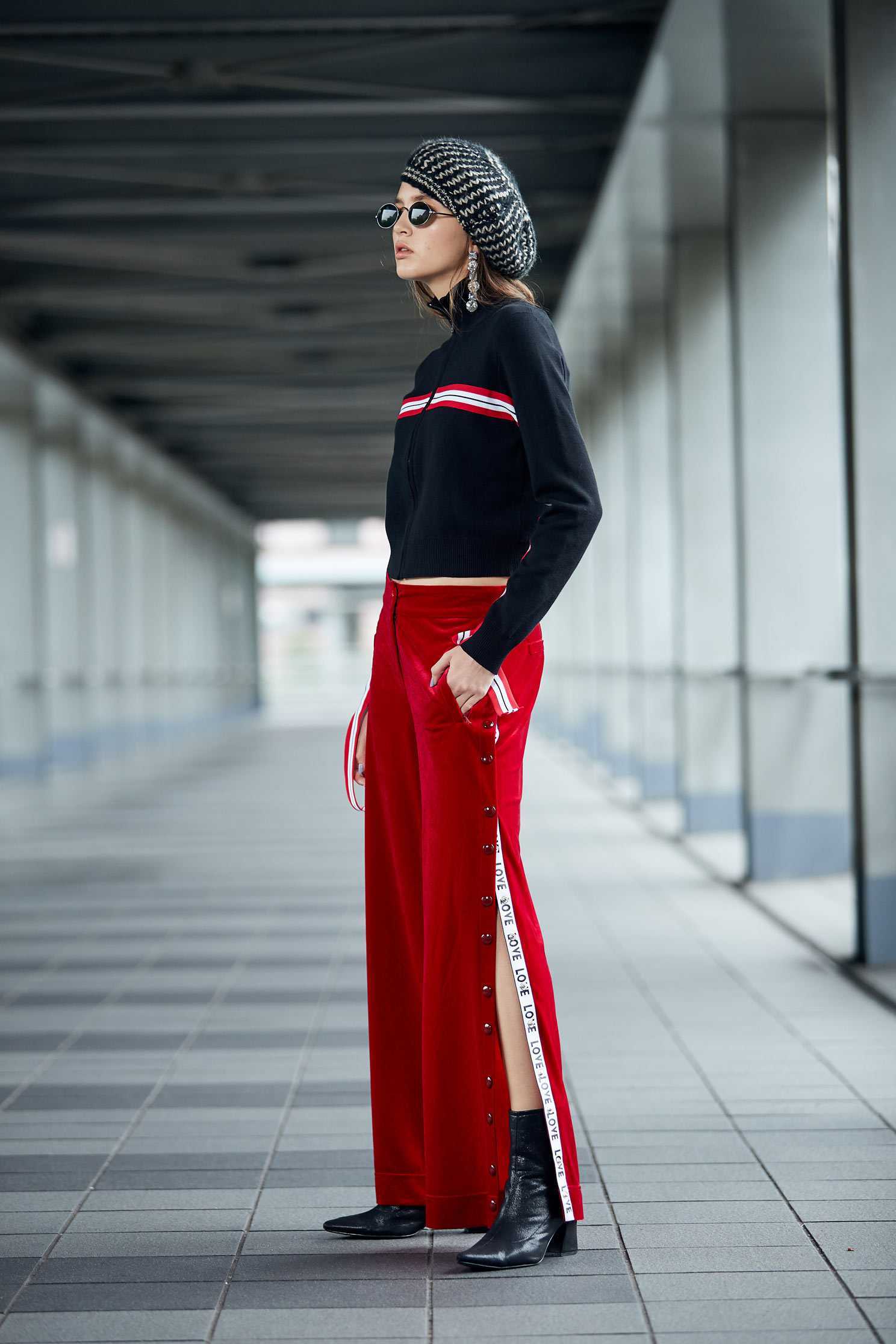 High neck design top with sporty webbing decoration,top,outerwear,knitting,knittedtop,knittedjacket,longsleevetop,longsleeveouterwear,blackouterwear