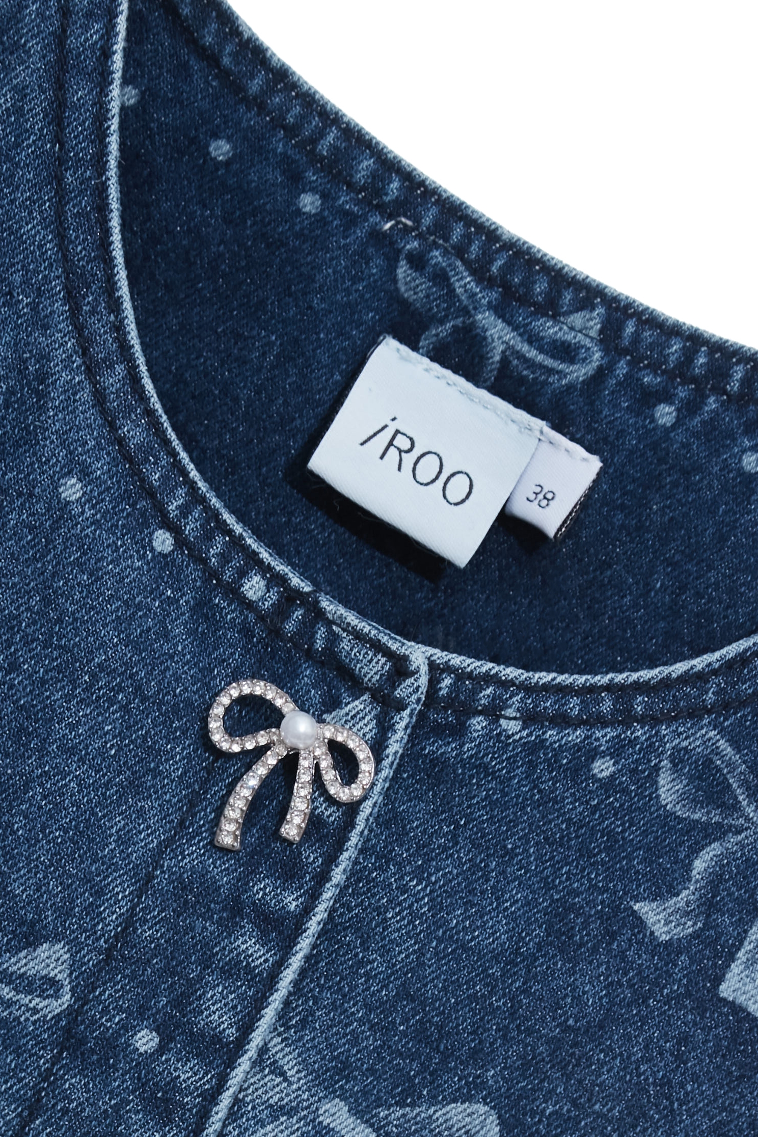 綴蝴蝶結圖騰牛仔外套綴蝴蝶結圖騰牛仔外套,丹寧,人氣商品,外套,時髦成套搭配,牛仔,牛仔外套,秋冬穿搭,約會特輯,蝴蝶結,飾品