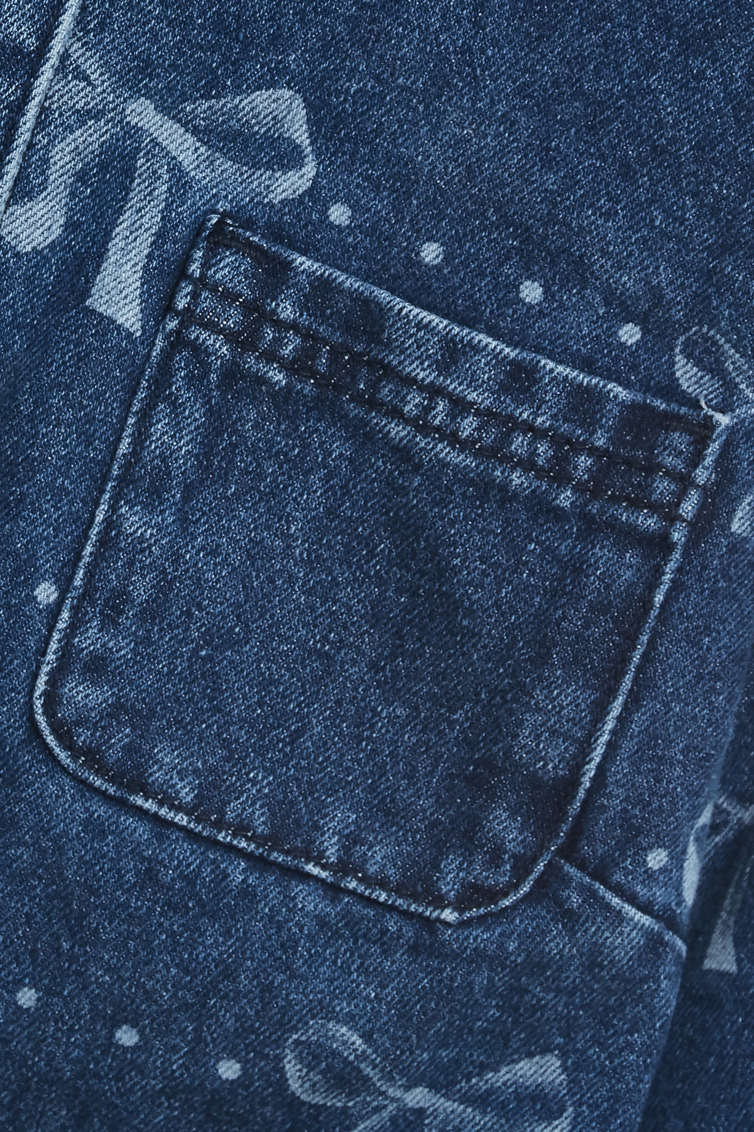 綴蝴蝶結圖騰牛仔外套綴蝴蝶結圖騰牛仔外套,丹寧,人氣商品,外套,時髦成套搭配,牛仔,牛仔外套,秋冬穿搭,約會特輯,蝴蝶結,飾品