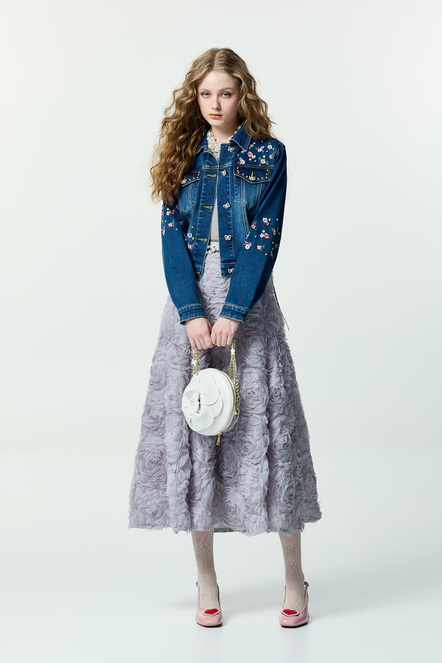 花卉刺繡經典牛仔外套花卉刺繡經典牛仔外套,上班OL穿搭,丹寧,刺繡,外套,時髦成套搭配,牛仔,牛仔外套,珍珠,秋冬穿搭,約會特輯,花花世界