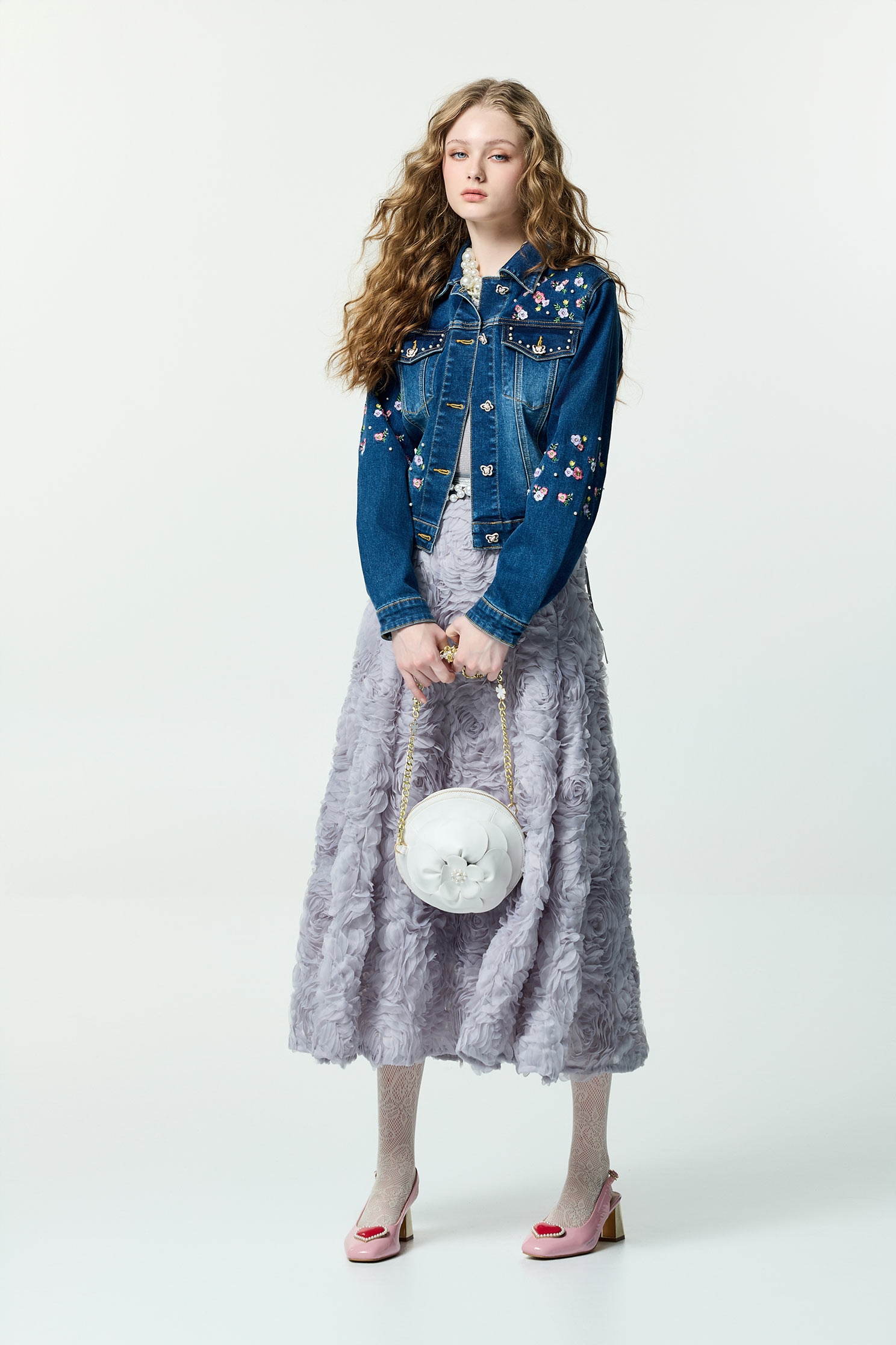 花卉刺繡經典牛仔外套花卉刺繡經典牛仔外套,上班OL穿搭,丹寧,刺繡,外套,時髦成套搭配,牛仔,牛仔外套,珍珠,秋冬穿搭,約會特輯,花花世界