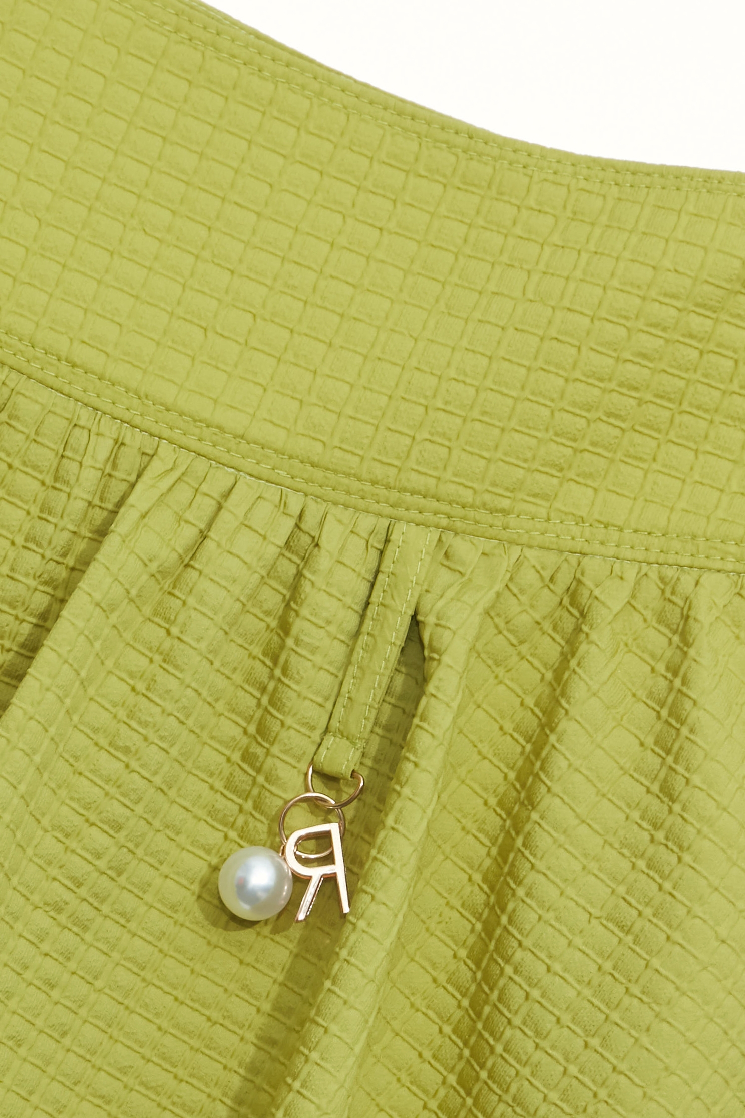 白葡萄綠降落傘裙白葡萄綠降落傘裙,春夏穿搭,時髦成套搭配,短裙,約會特輯,網裙