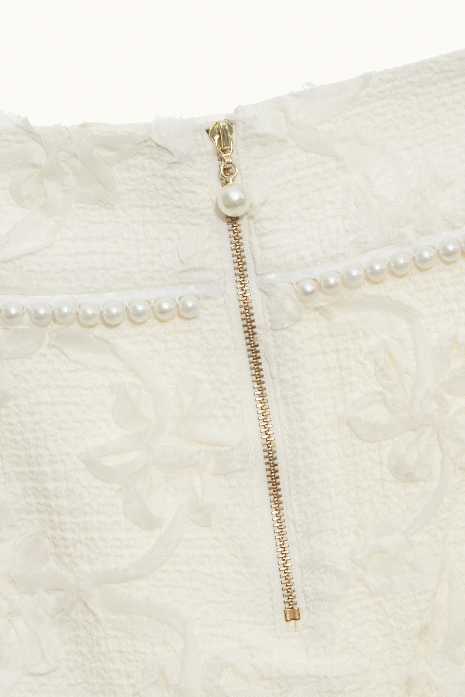 綴珍珠奶白色短裙綴珍珠奶白色短裙,上班OL穿搭,人氣商品,珍珠,白色短褲,白色裙子,短裙,短褲,秋冬穿搭,窄裙