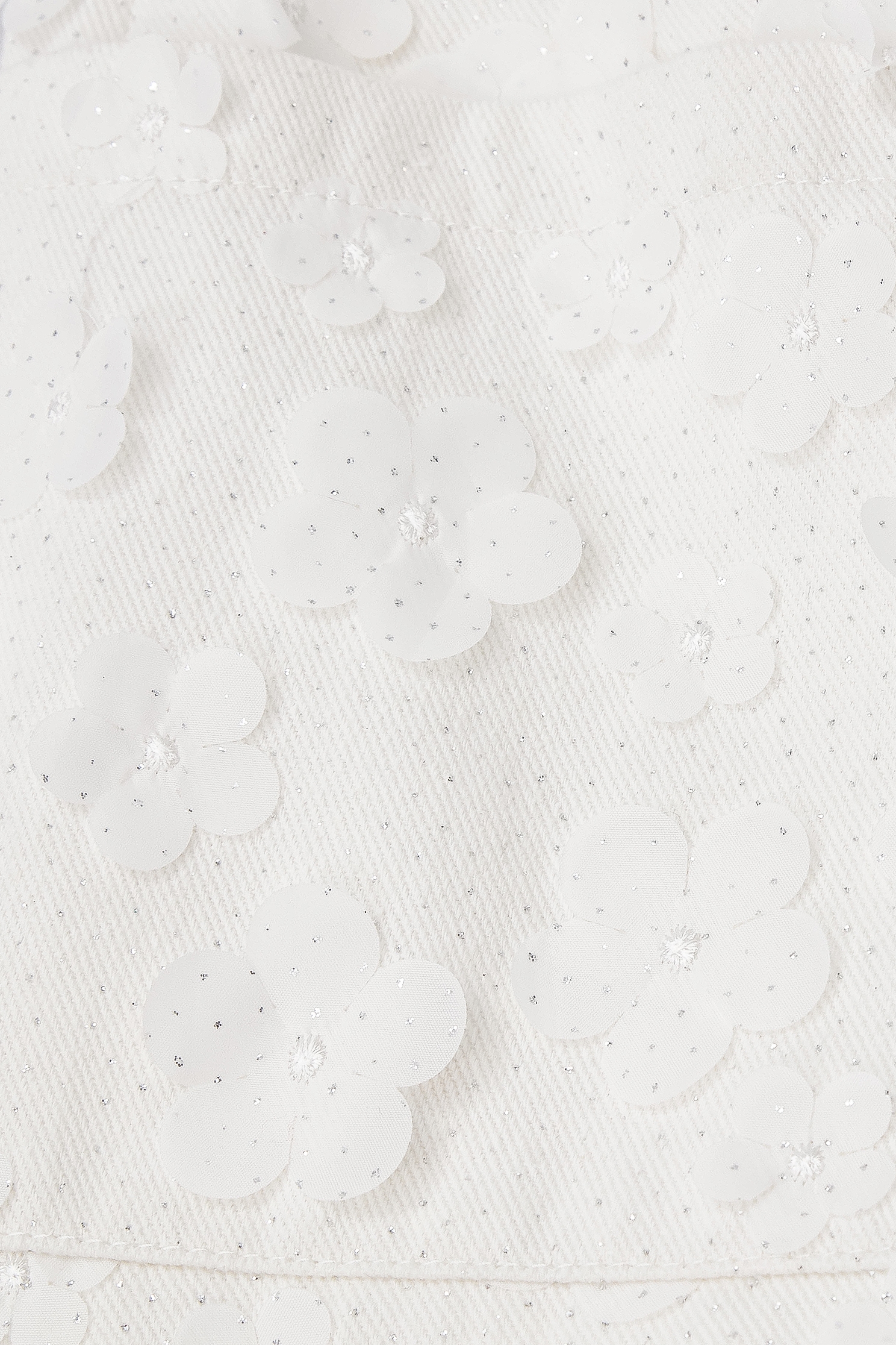 閃光花朵牛仔裙閃光花朵牛仔裙,上班OL穿搭,刺繡,春夏穿搭,時髦成套搭配,牛仔,牛仔短裙,牛仔裙,白色裙子,短裙,約會特輯