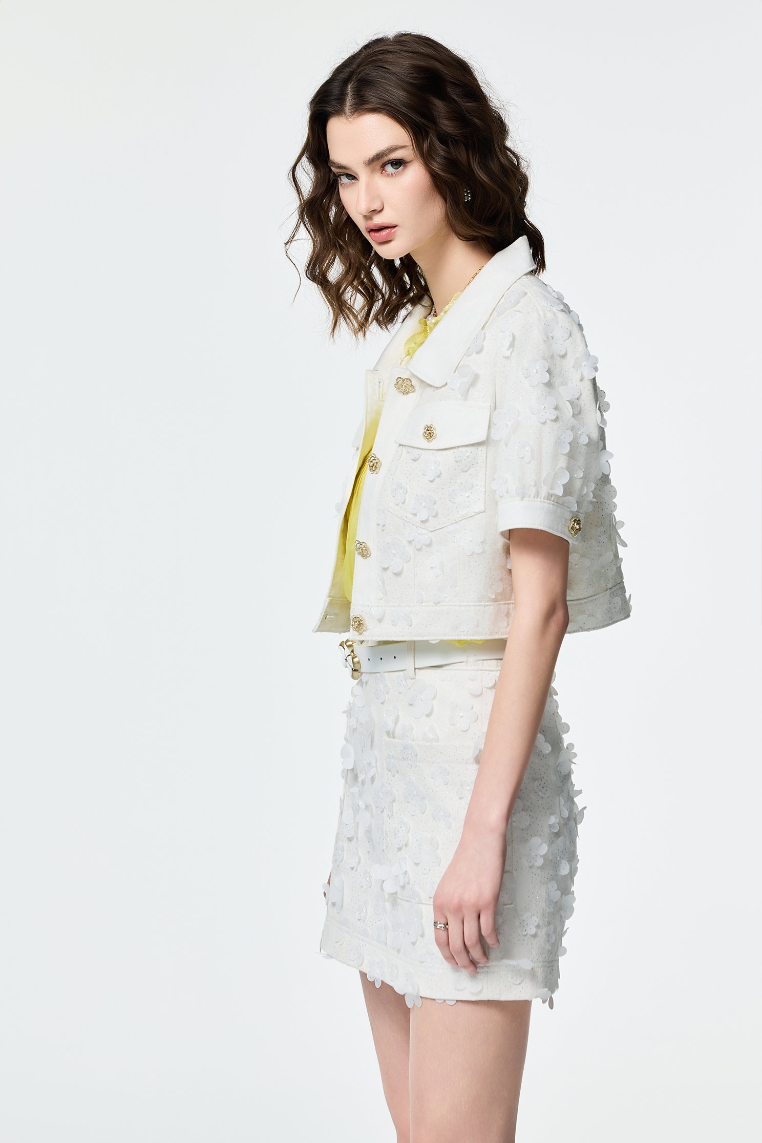 閃光花朵牛仔裙閃光花朵牛仔裙,上班OL穿搭,刺繡,春夏穿搭,時髦成套搭配,牛仔,牛仔短裙,牛仔裙,白色裙子,短裙,約會特輯