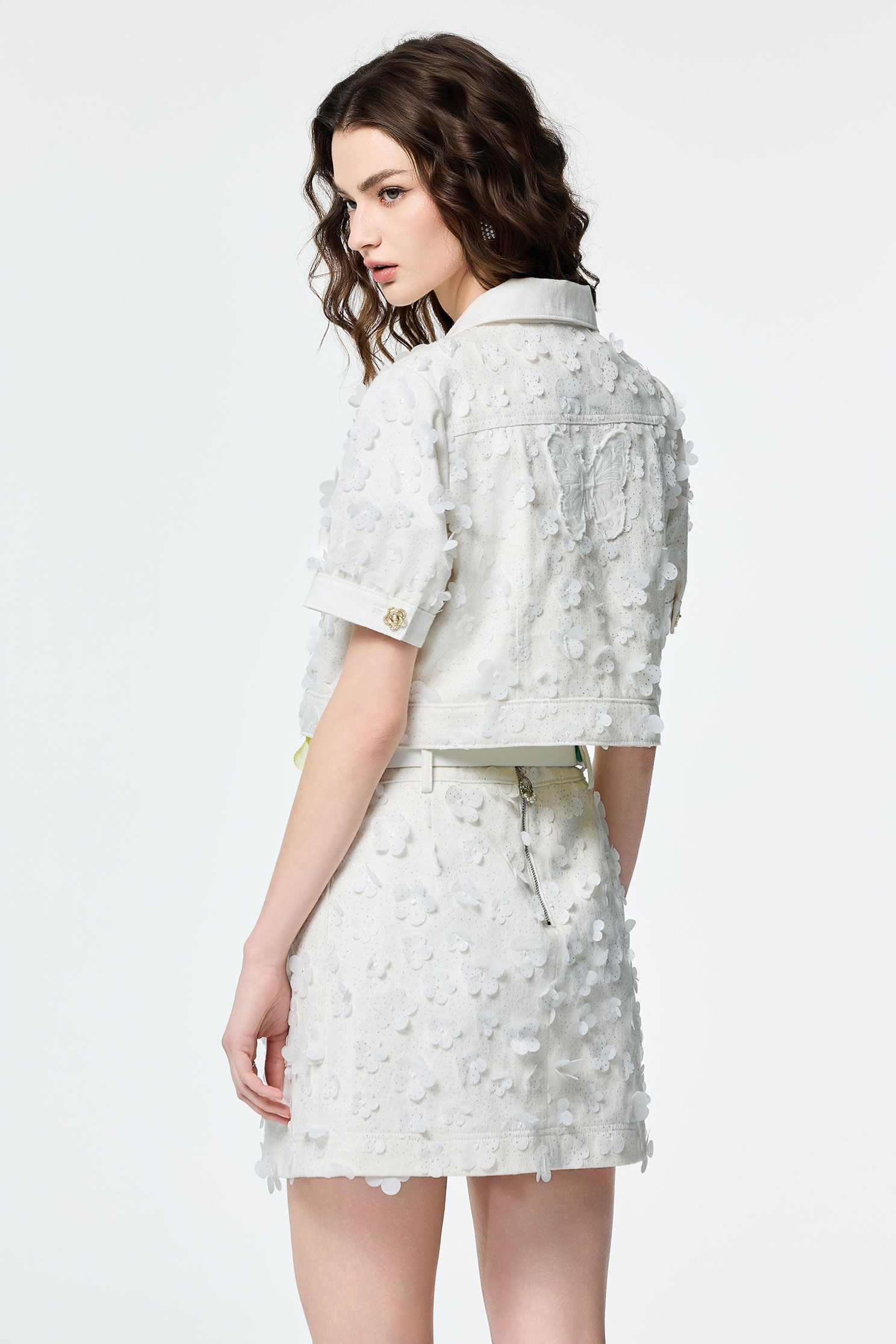 閃光花朵牛仔裙閃光花朵牛仔裙,上班OL穿搭,刺繡,春夏穿搭,時髦成套搭配,牛仔,牛仔短裙,牛仔裙,白色裙子,短裙,約會特輯