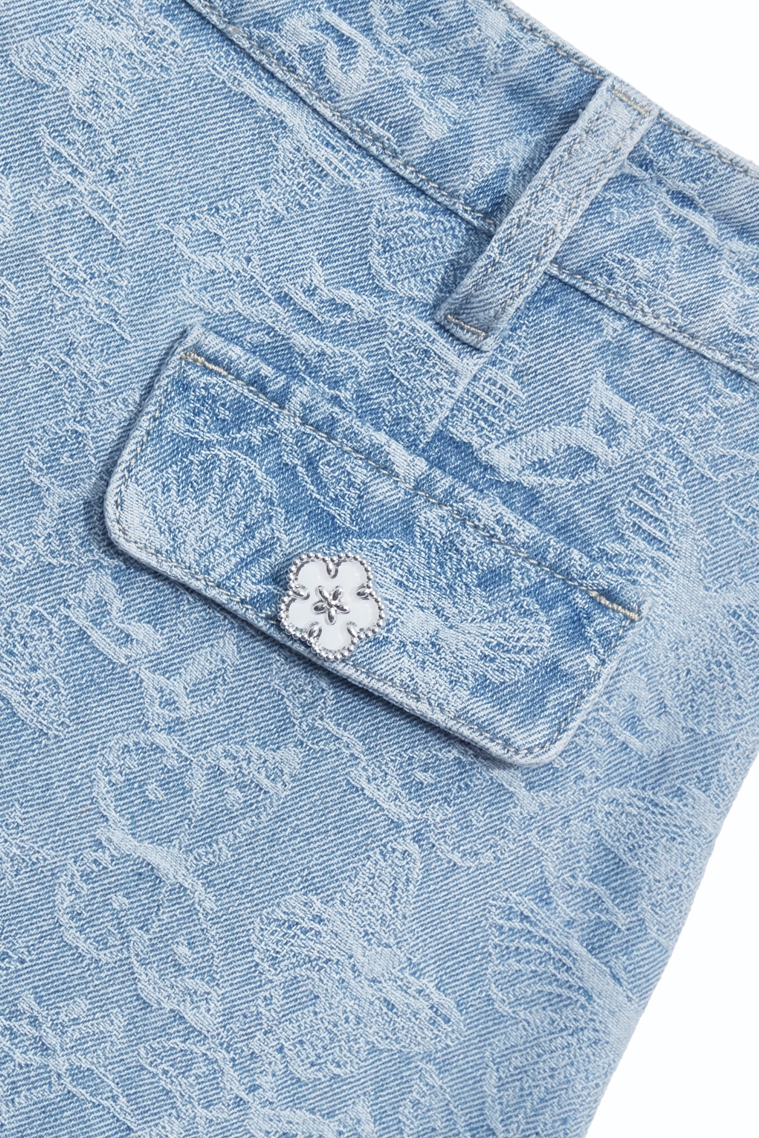 蝴蝶圖騰褆花牛仔裙蝴蝶圖騰褆花牛仔裙,丹寧,春夏穿搭,牛仔,牛仔短裙,牛仔裙,短裙,約會特輯,繡花,花花世界