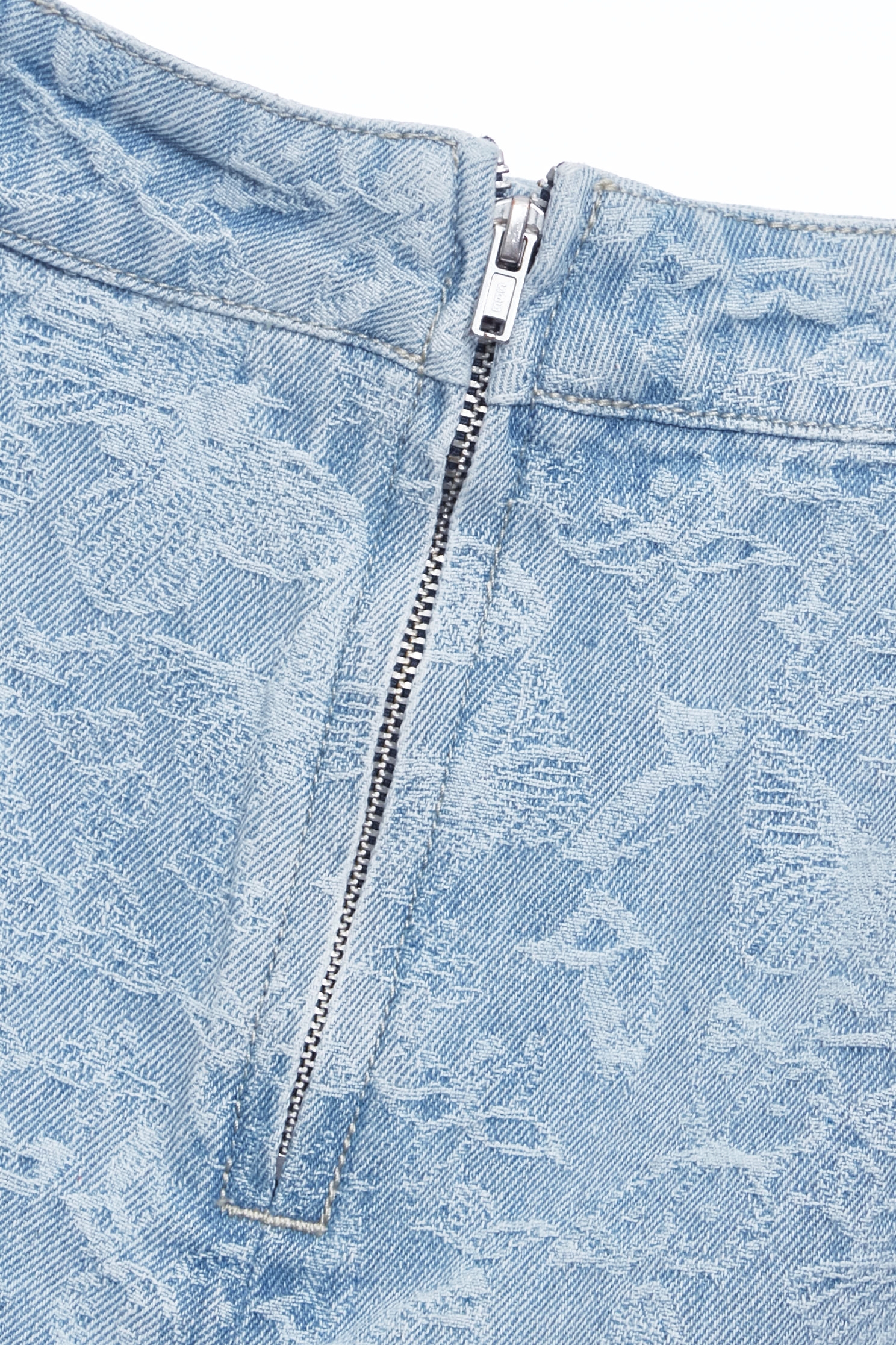 蝴蝶圖騰褆花牛仔裙蝴蝶圖騰褆花牛仔裙,丹寧,春夏穿搭,牛仔,牛仔短裙,牛仔裙,短裙,約會特輯,繡花,花花世界