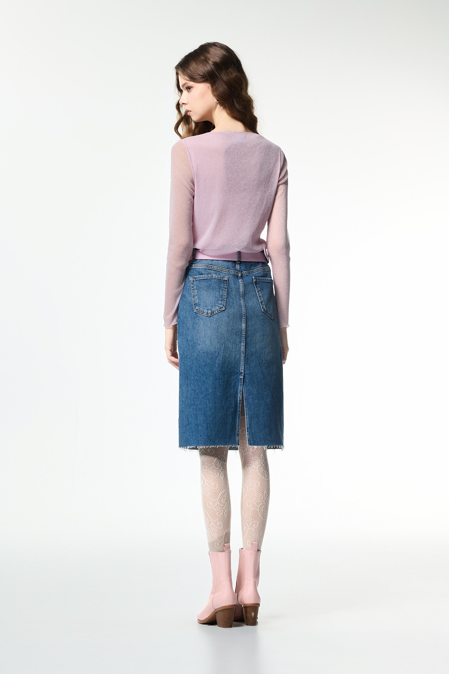 手工珍珠花瓣造型牛仔裙手工珍珠花瓣造型牛仔裙,丹寧,時髦成套搭配,牛仔,牛仔裙,珍珠,秋冬穿搭,約會特輯,花花世界,長裙