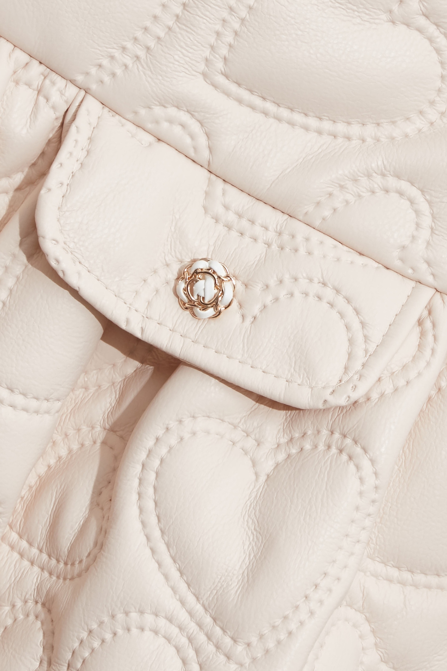 愛心圖騰絎縫仿皮短裙愛心圖騰絎縫仿皮短裙,春夏穿搭,時髦成套搭配,短裙,約會特輯