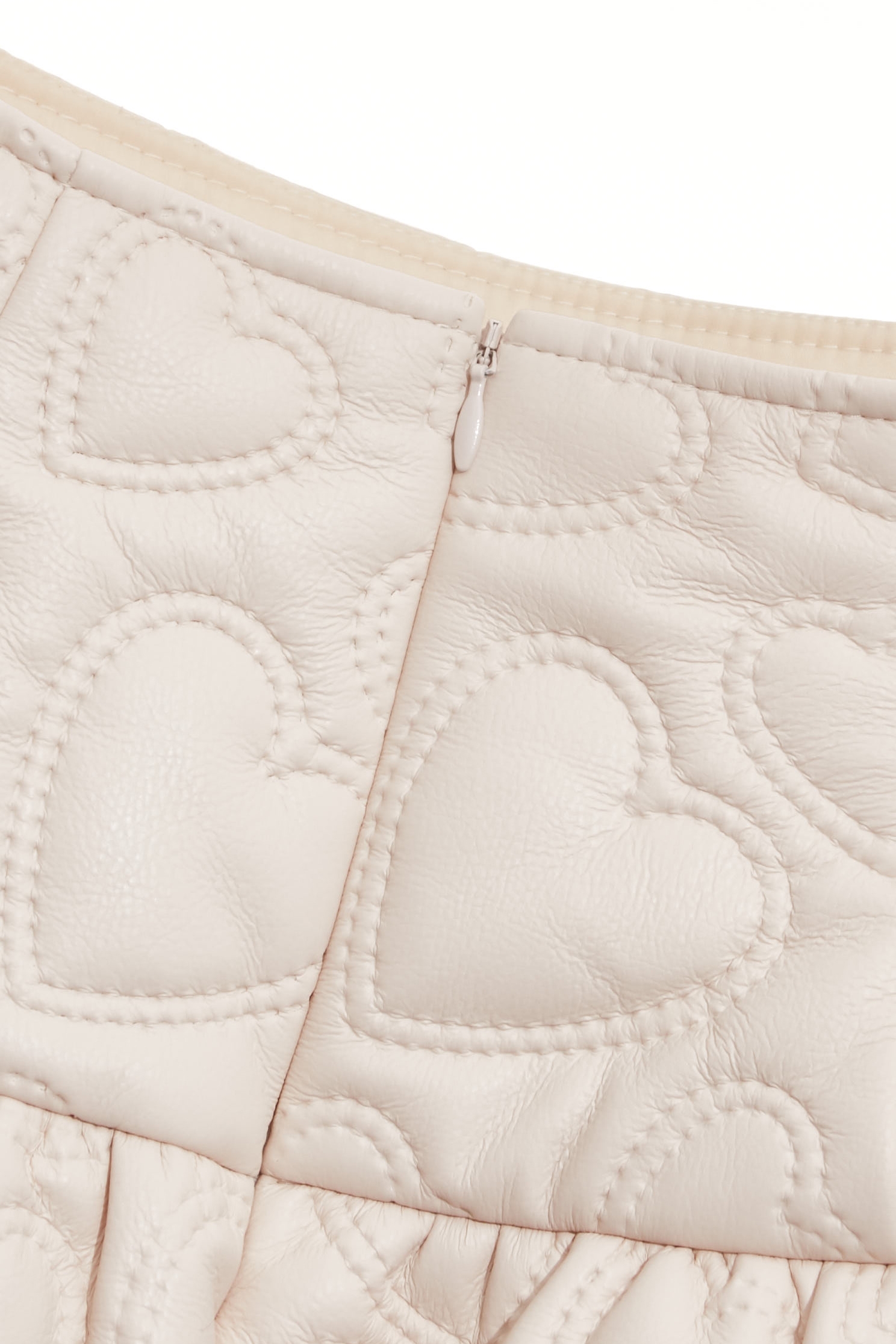 愛心圖騰絎縫仿皮短裙愛心圖騰絎縫仿皮短裙,春夏穿搭,時髦成套搭配,短裙,約會特輯